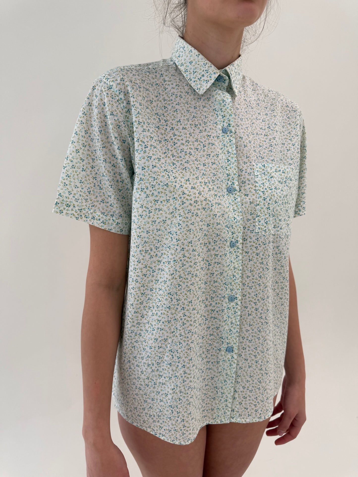 Cămașa vintage din panzica de bumbac cu print floral delicat