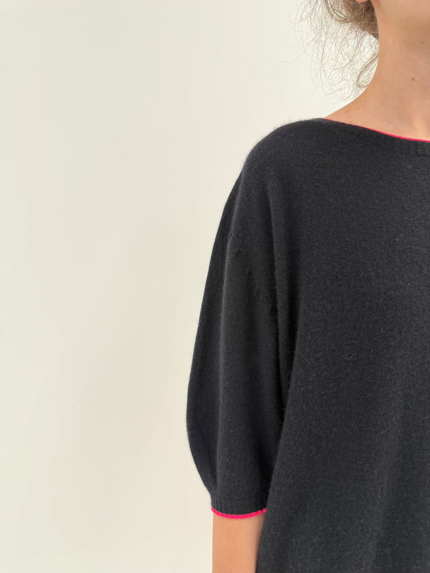 Top negru italian din cașmir și lana cu inserții fucsia