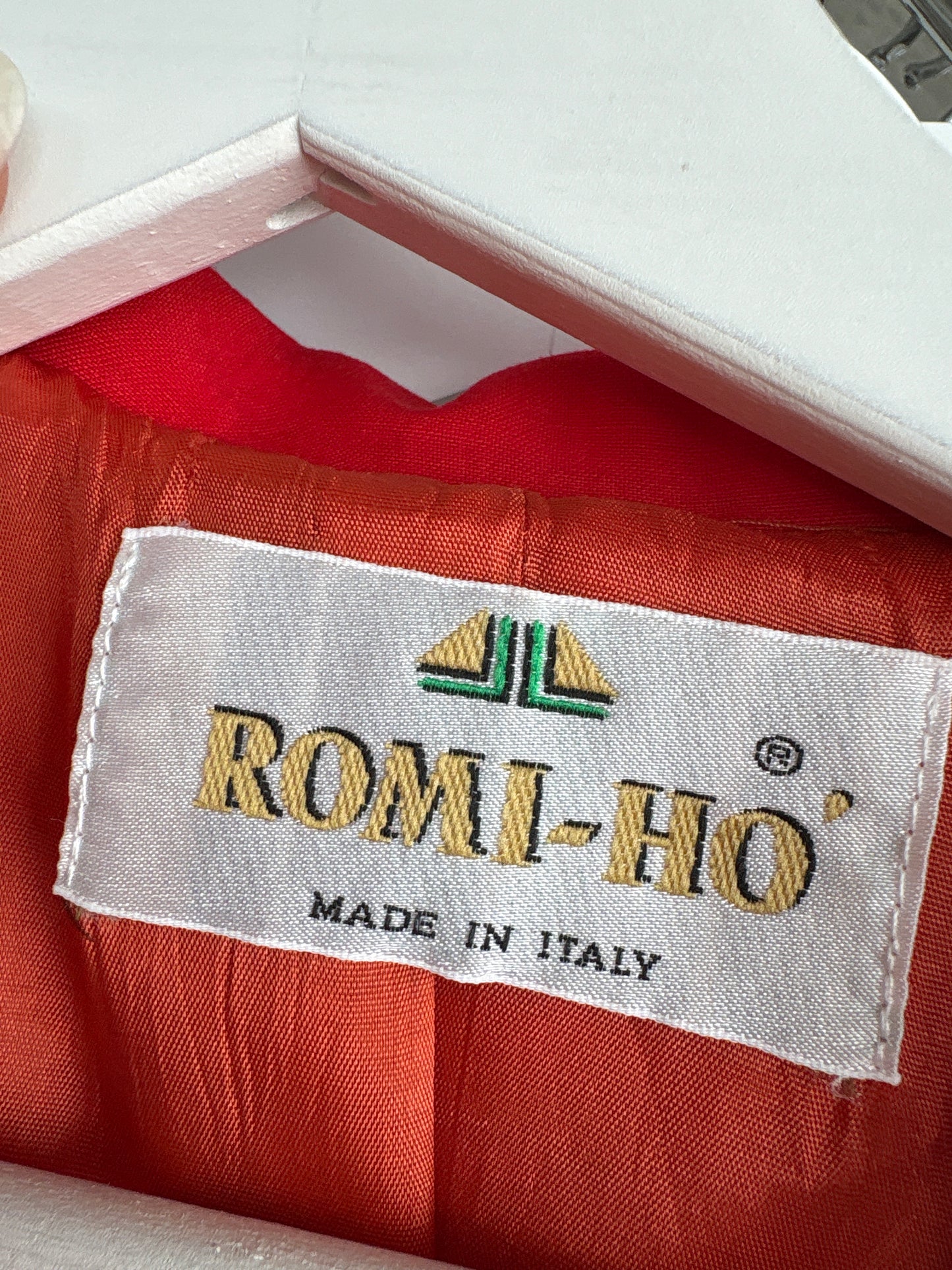 Sacou italian din pânză fină cambrat roșu tare în croi minimalist