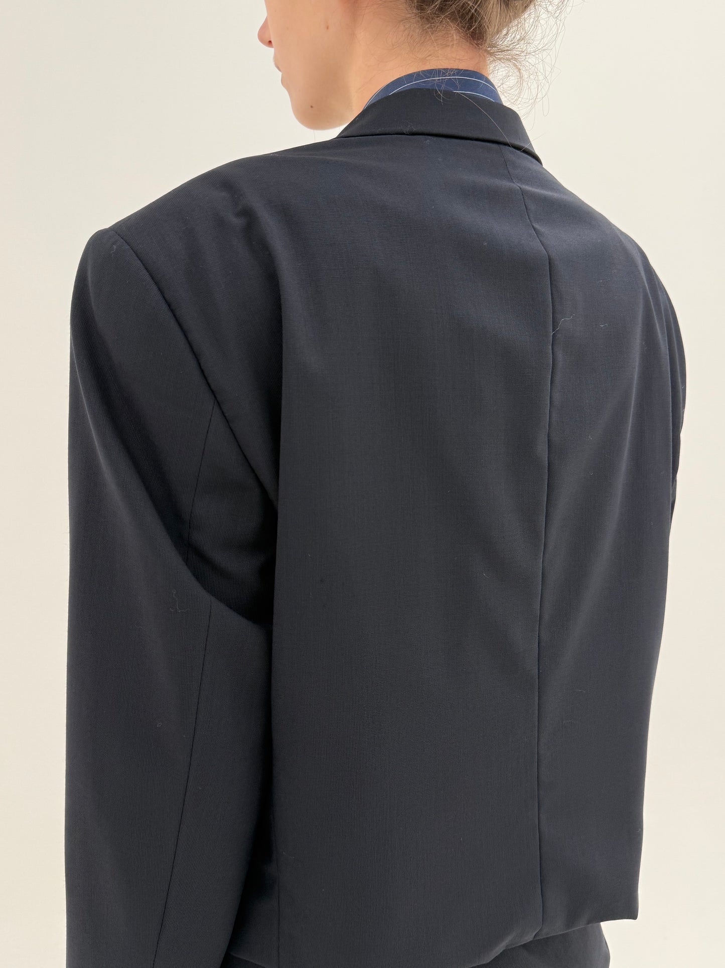 Costum Armani în croi super actual cu sacou scurt din lana extrafina