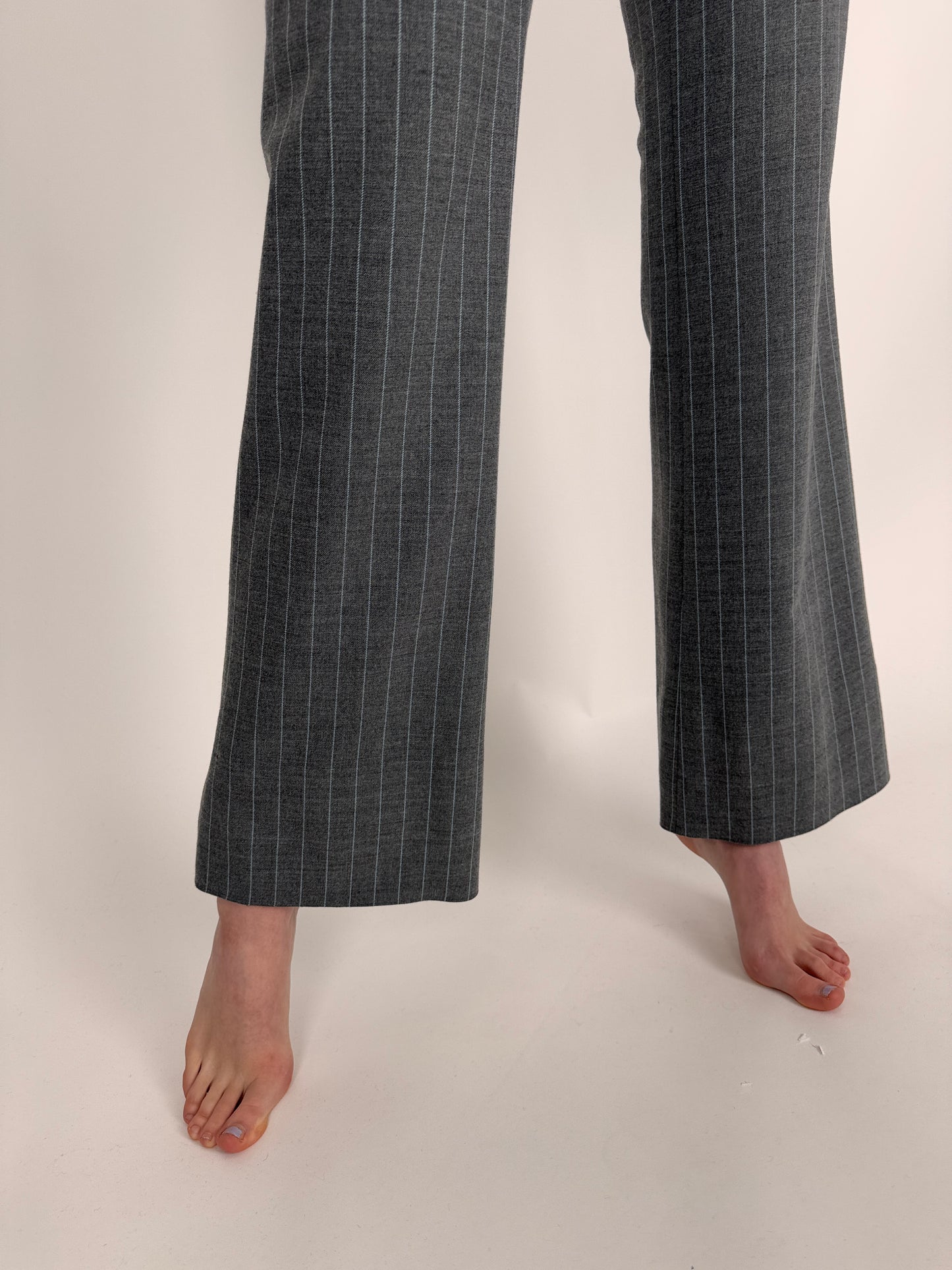 Pantaloni în croi ușor evazat din lana extrafina cu dungi verticale baby blue