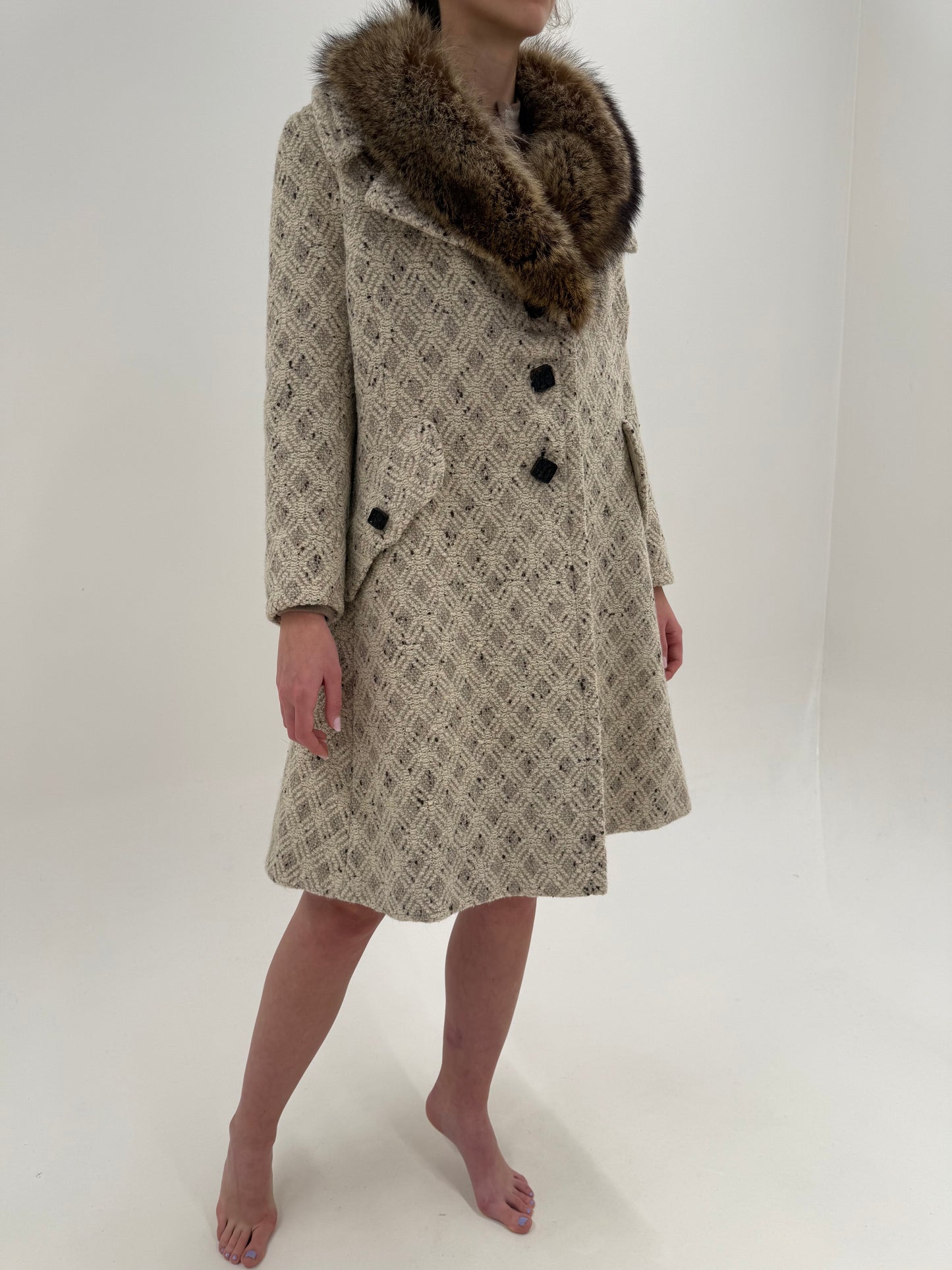 Palton old vintage anii 60 în stil New Look Dior cu blană naturală de raton