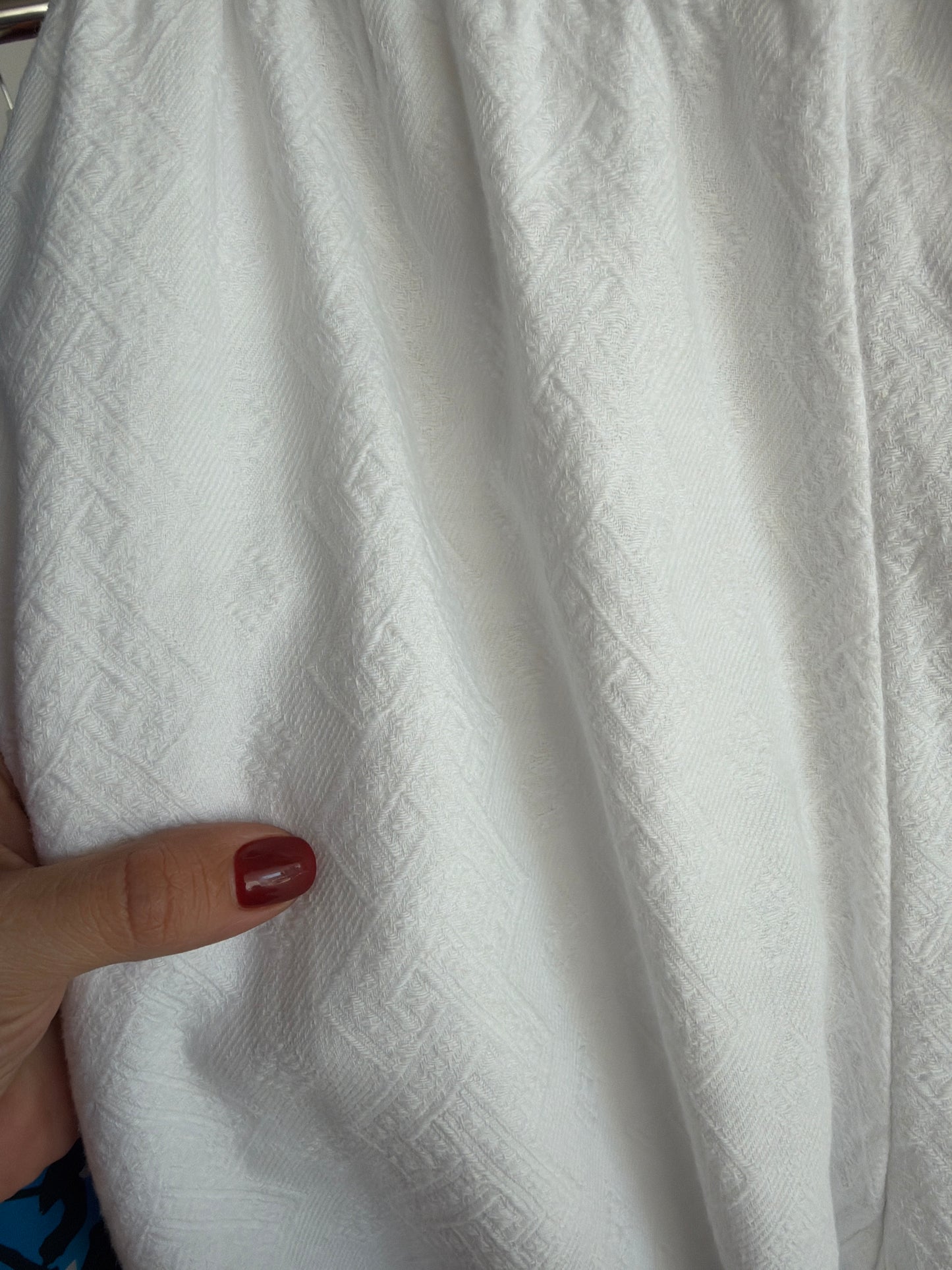 Pantaloni capri din pânză excepțională de bumbac cu broderie anglaise