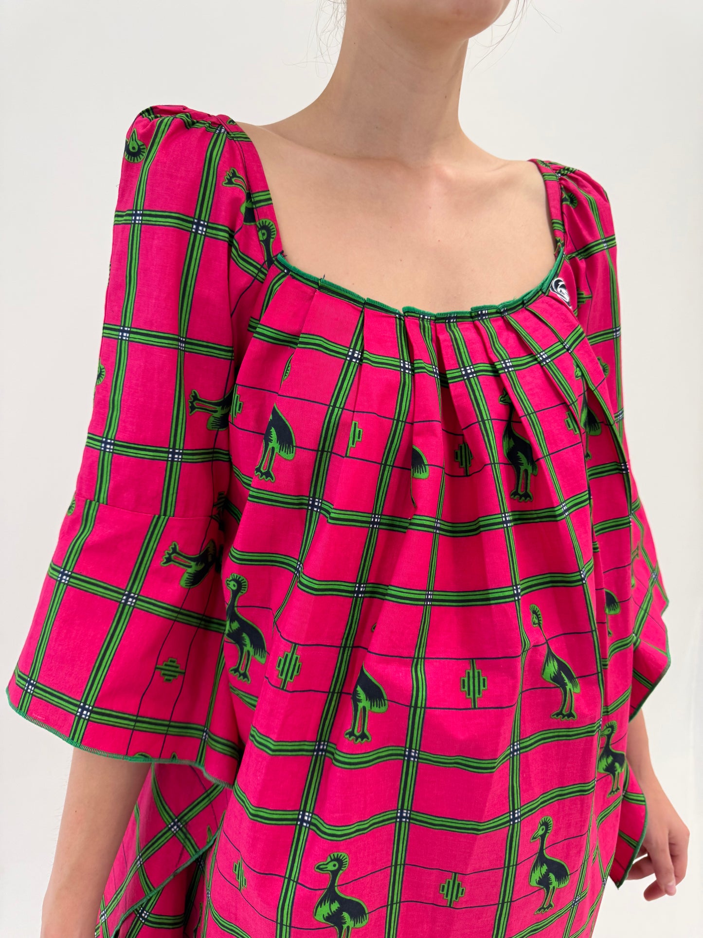 Rochie maxi fucsia din pânză de bumbac printat manual în croi deosebit