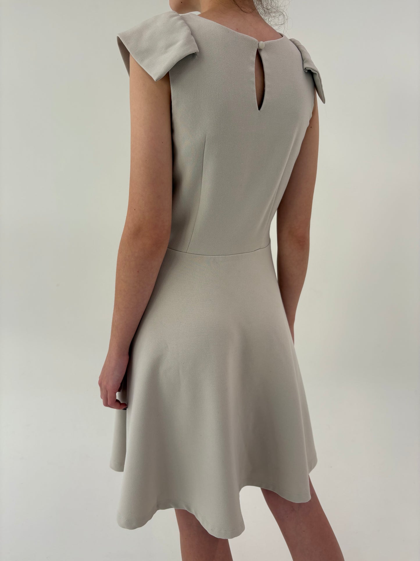 Rochie off white din stofă de la business la cocktail in croi chic