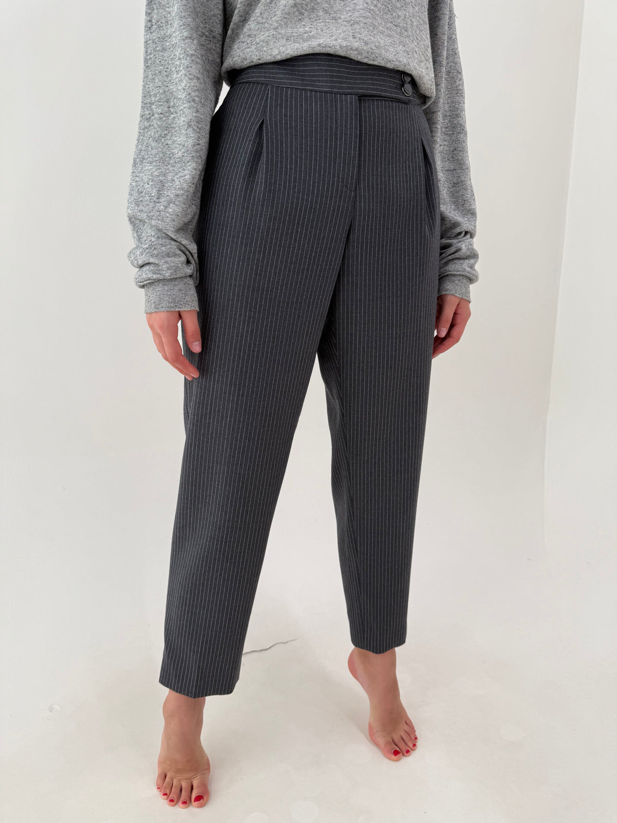 Pantaloni Giorgio Armani ultra luxury din lana extrafina cu pense și dungi