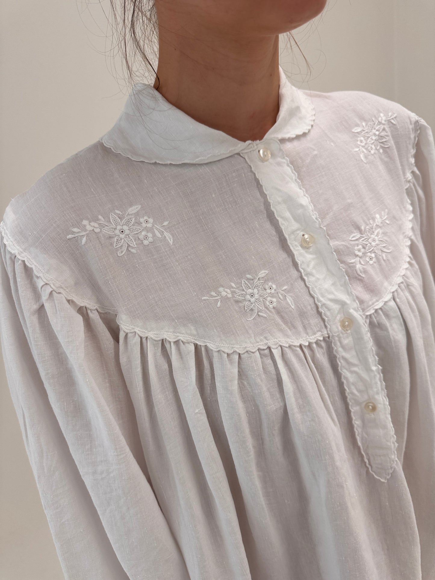 Rochie maxi excepțională cu broderie manuală în croi super drapat din in fin