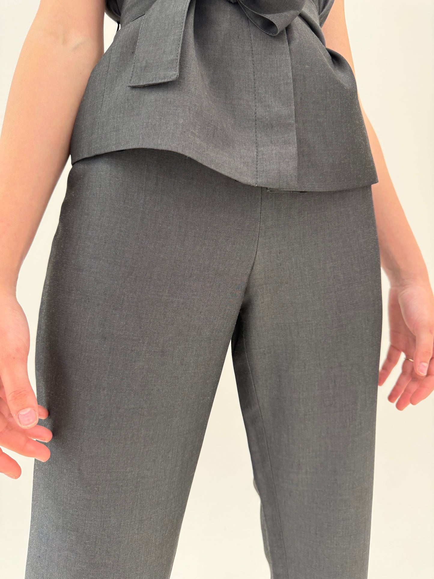 Costum business de vară din stofita excepțională lightweight în croi actual