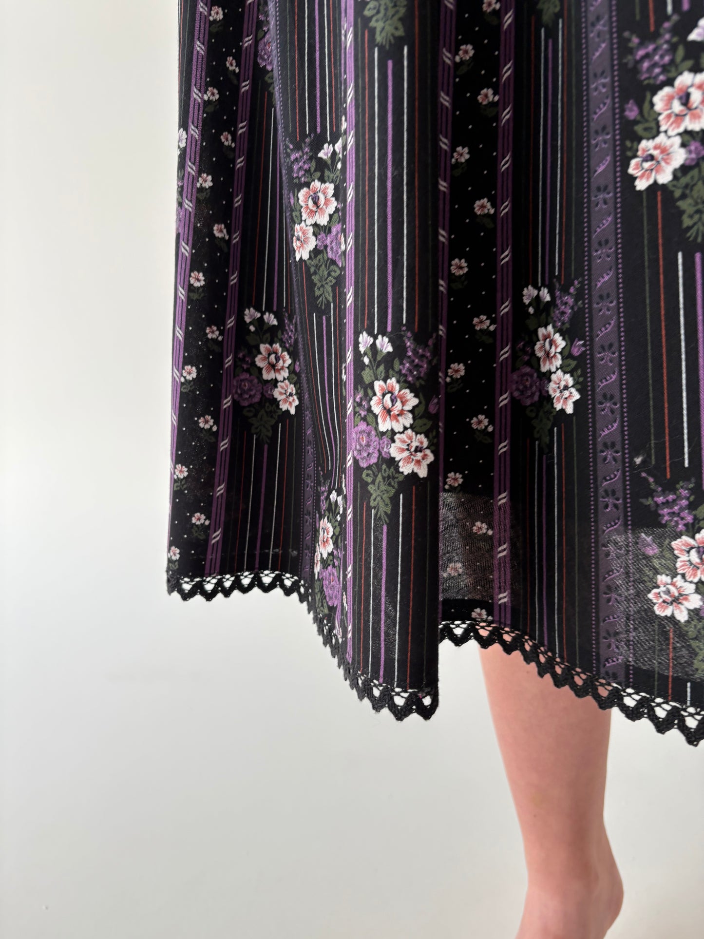 Fustă vintage în croi de ani 50 din bumbac gros texturat cu print lavandă delicat