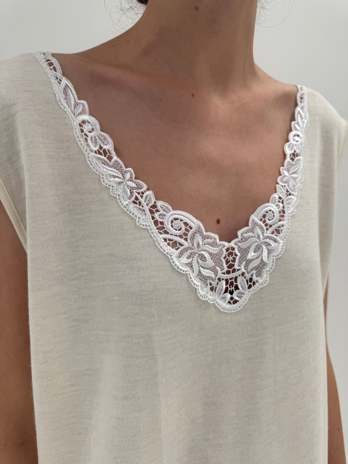 Top italian din lana extrafina irestringibila și dantelă