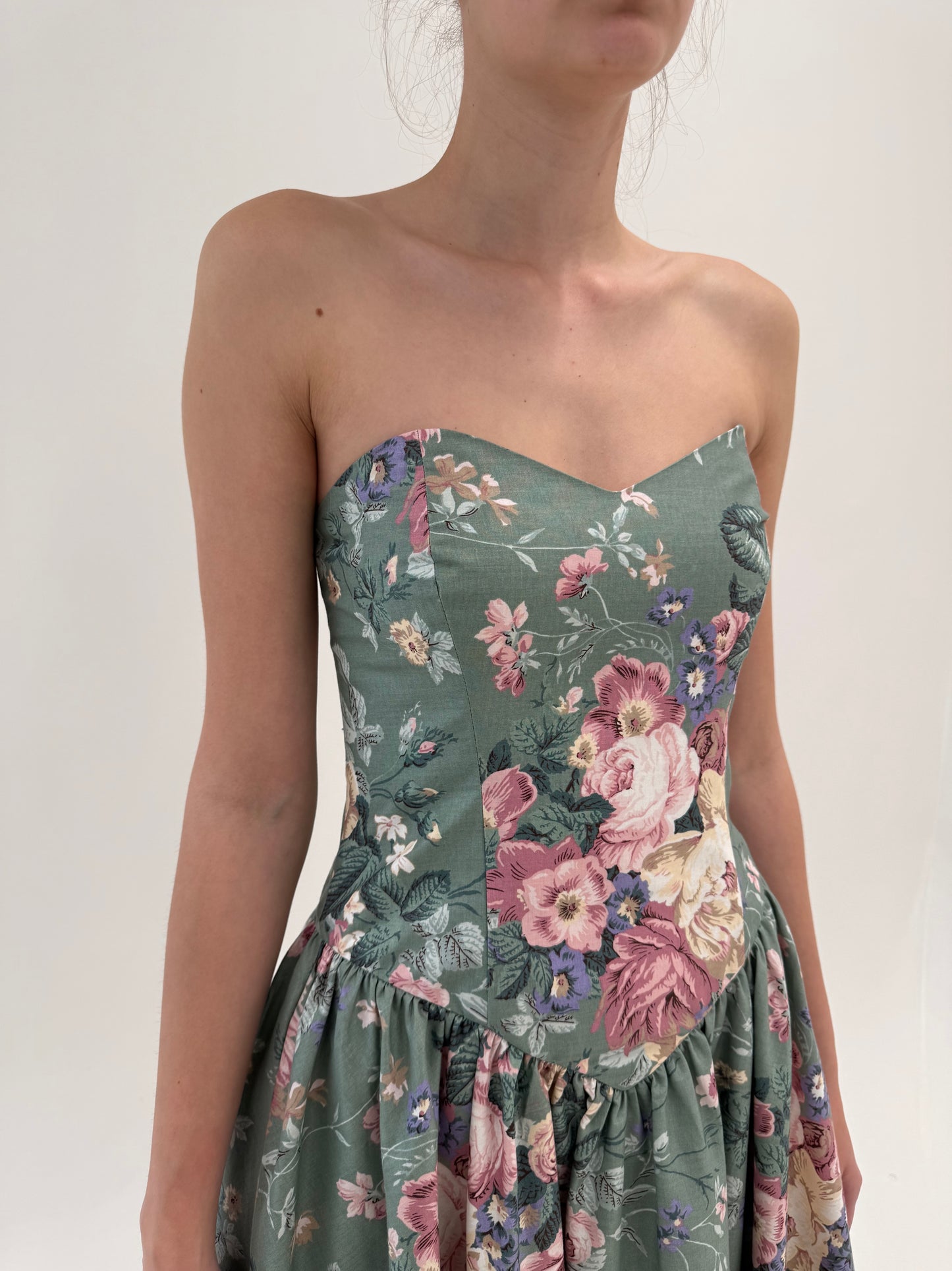 Rochie vintage maxi în croi de ani 50 cu corset și culori superbe