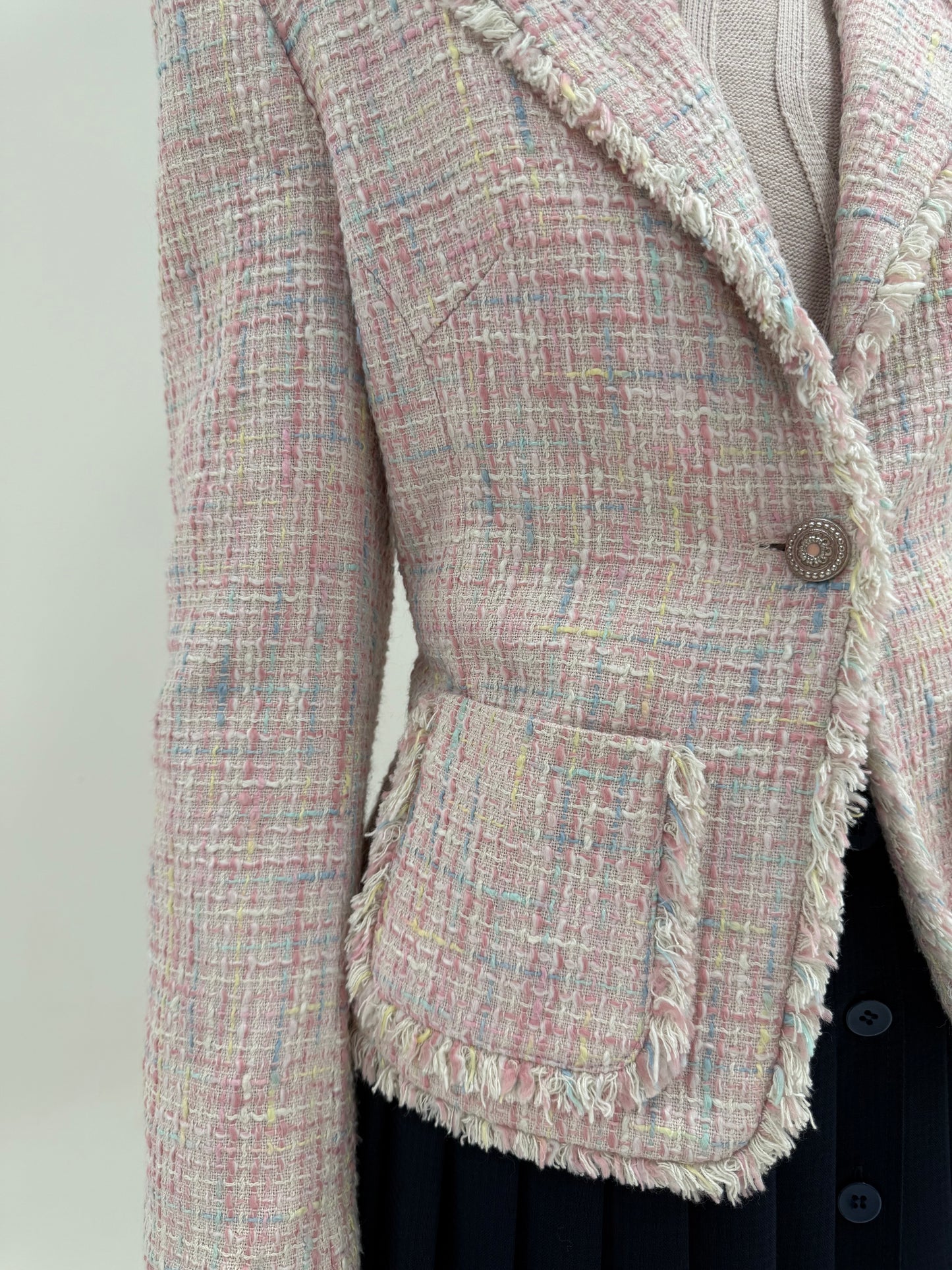 Sacou cambrat din tweed în stil Chanel și culori pudrate