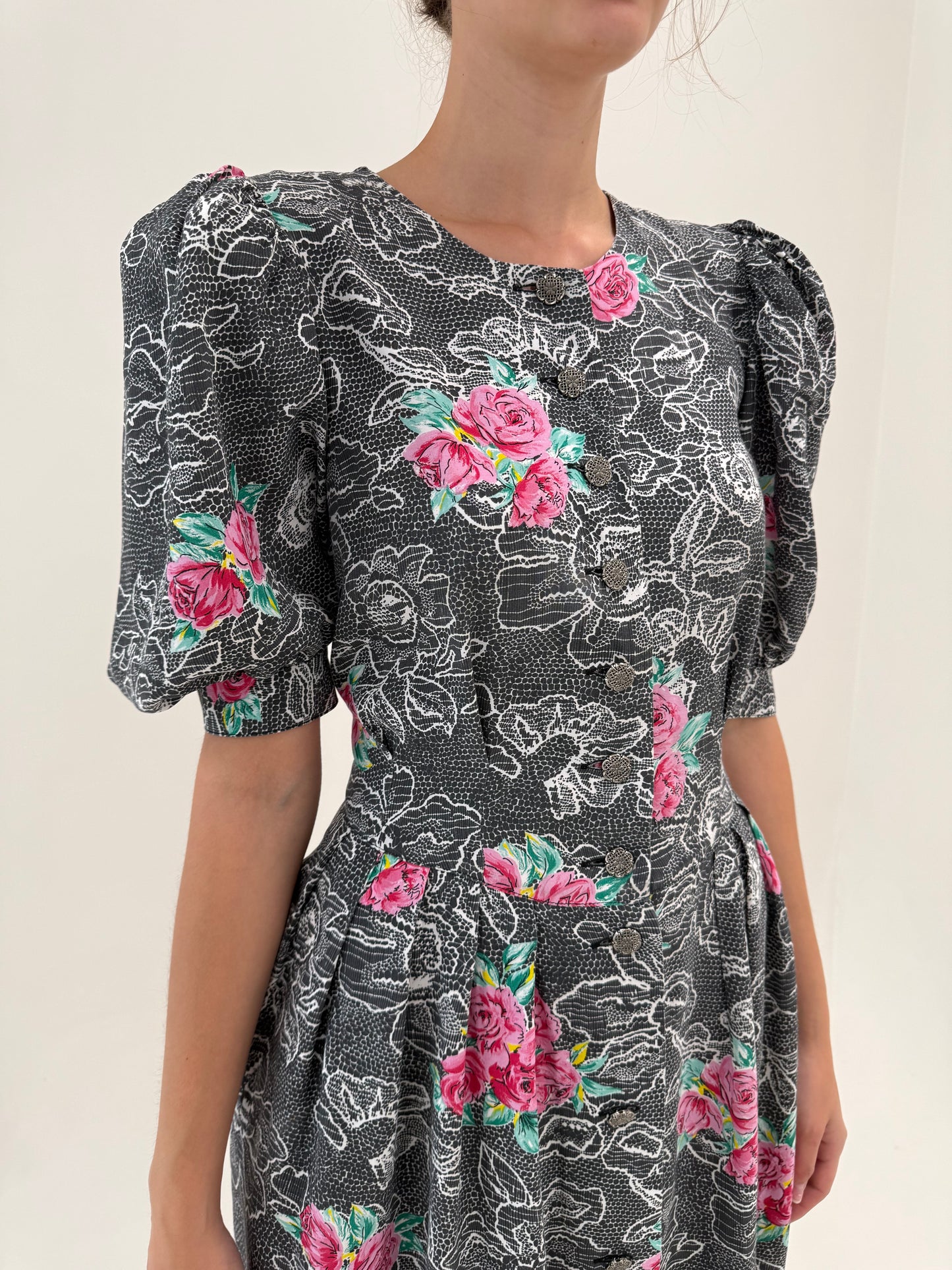 Rochie vintage super vaporoasă in croi de ani 50 cu talie marcată si print floral cu trandafiri