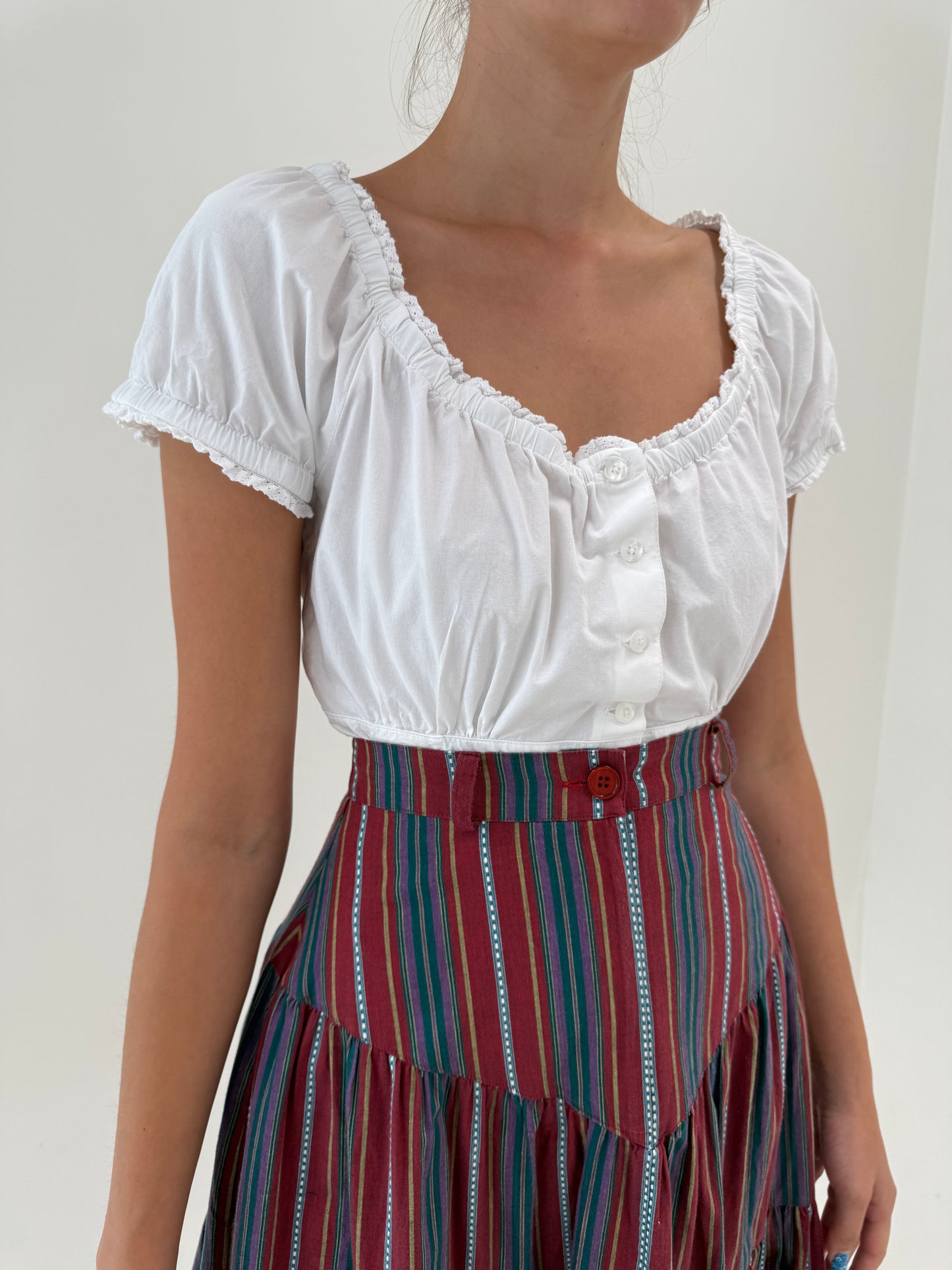 Top vintage cambrat cu decolteu elastic și bust drapat cu mânecuțe bufante