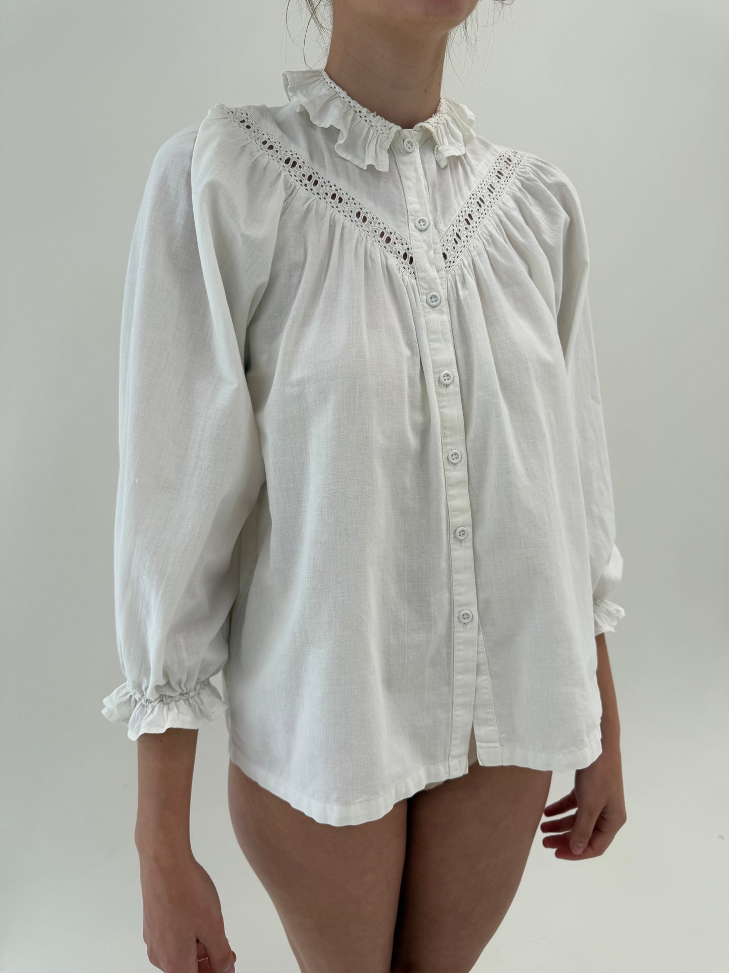 Cămașa vintage din pânză excepțională de bumbac cu broderie