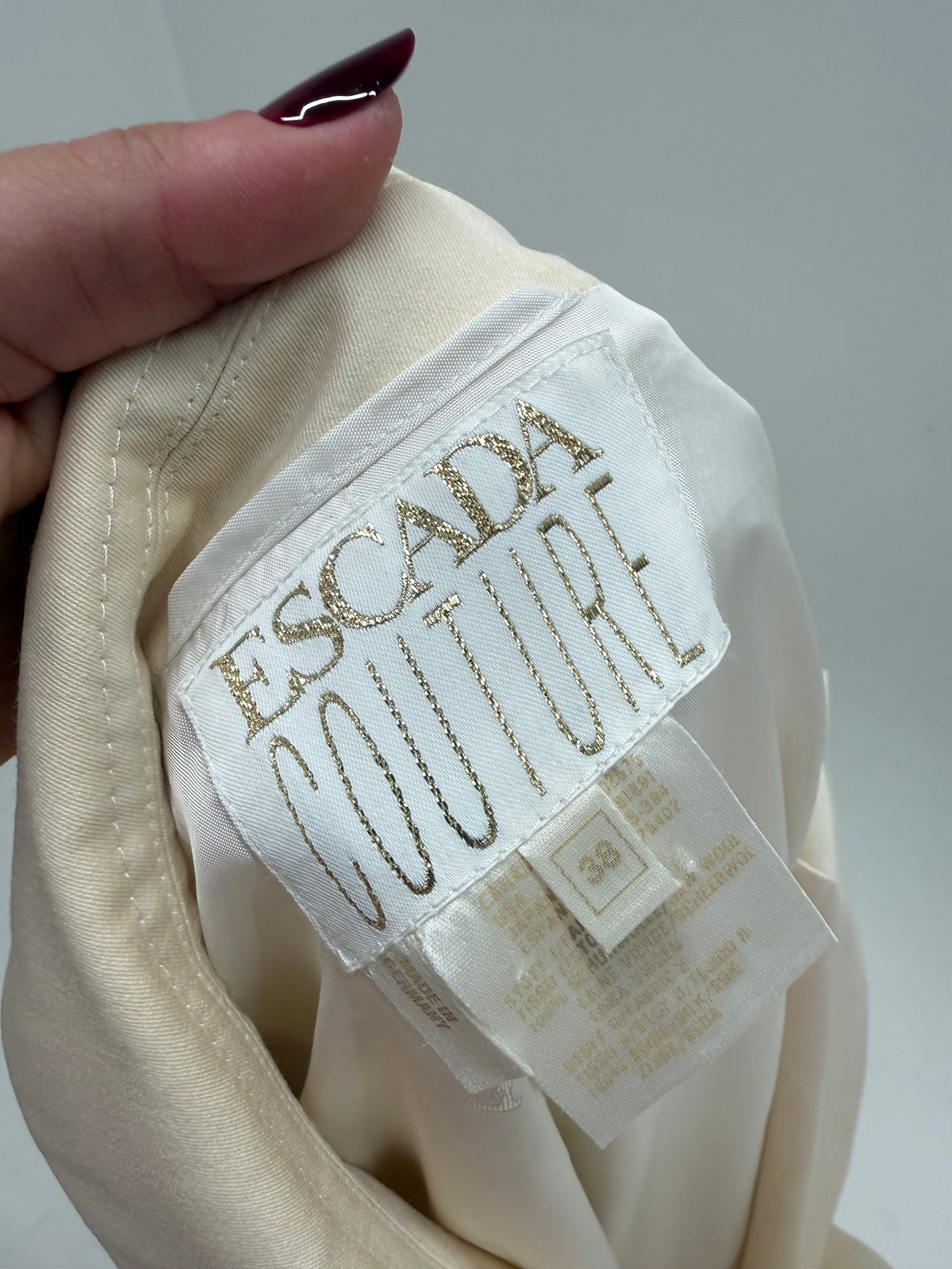 Sacou Escada Couture cu revere late satinate din mătase naturală și lana excepțională