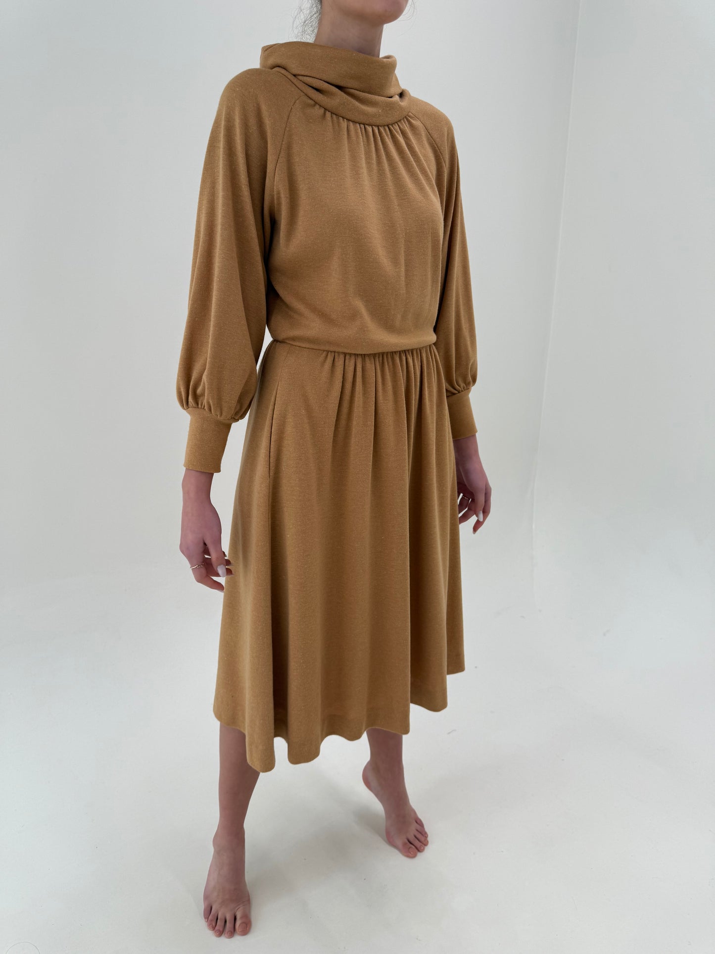 Rochie vintage camel cu talie marcată și manșete ultra înalte