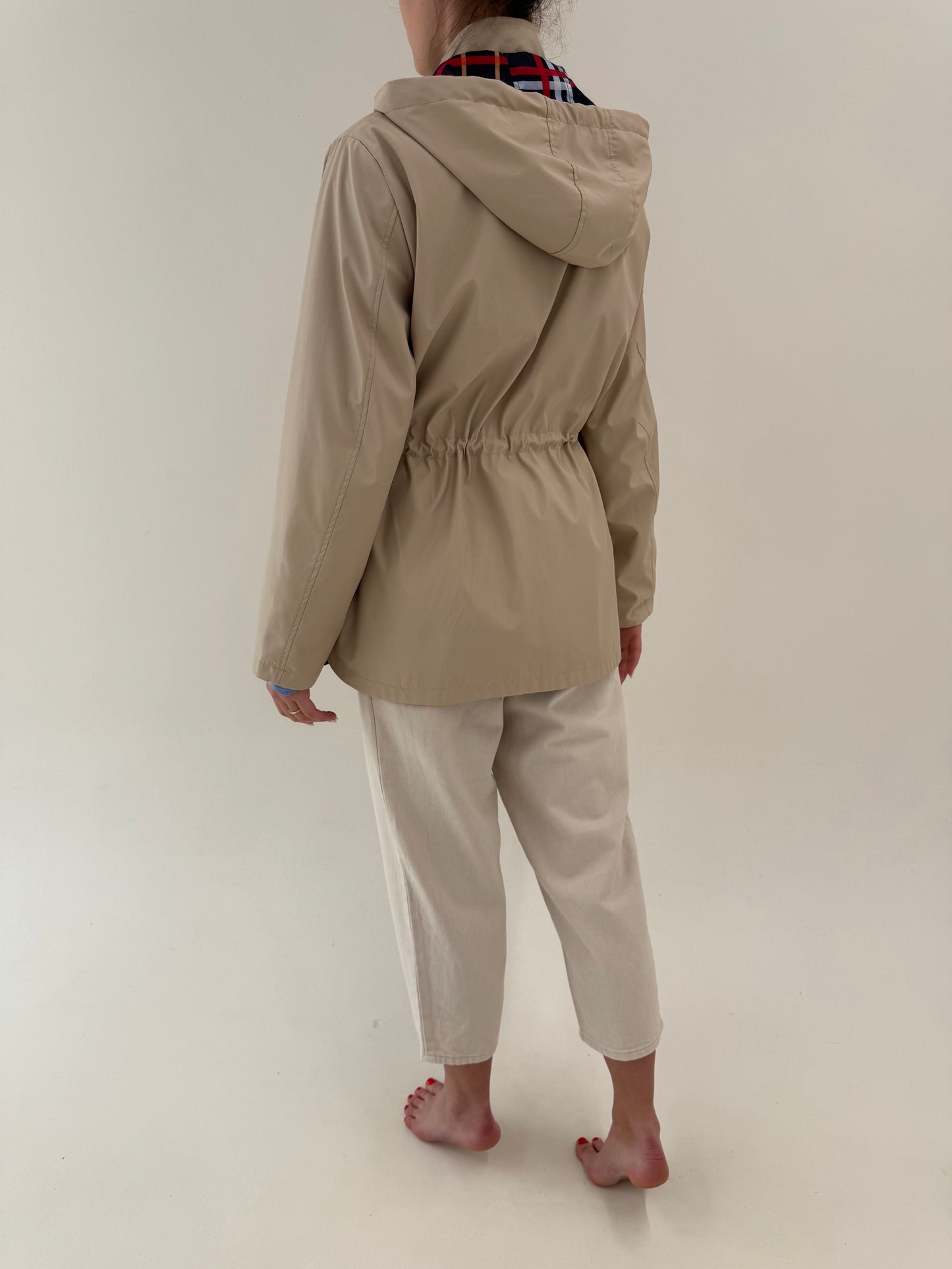 Trench camel cu talie reglabilă și glugă detașabilă impermeabil