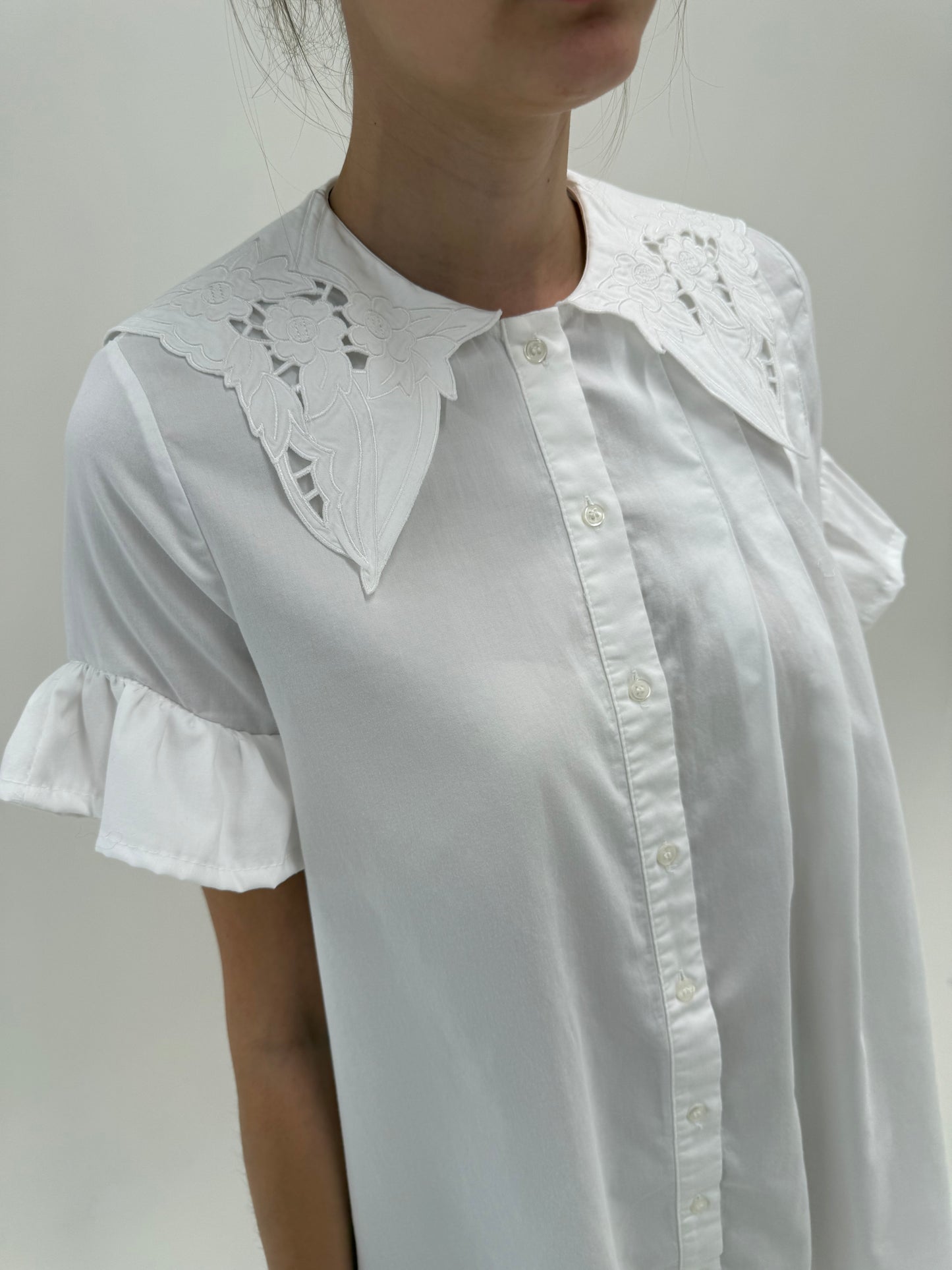 Rochie mini din poplin excepțional de bumbac cu guler brodat în croi vaporos