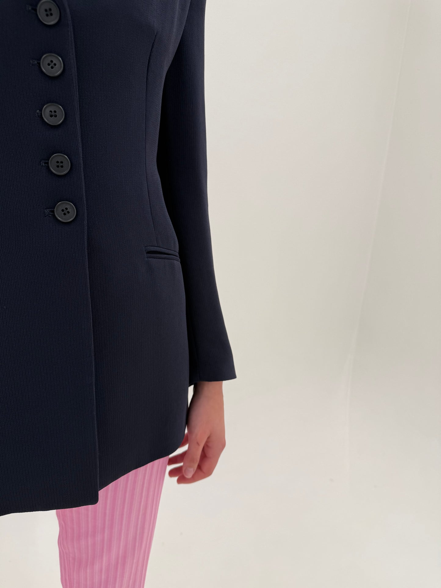 Sacou cambrat Armani de sezon cald în croi minimalist atemporal specific