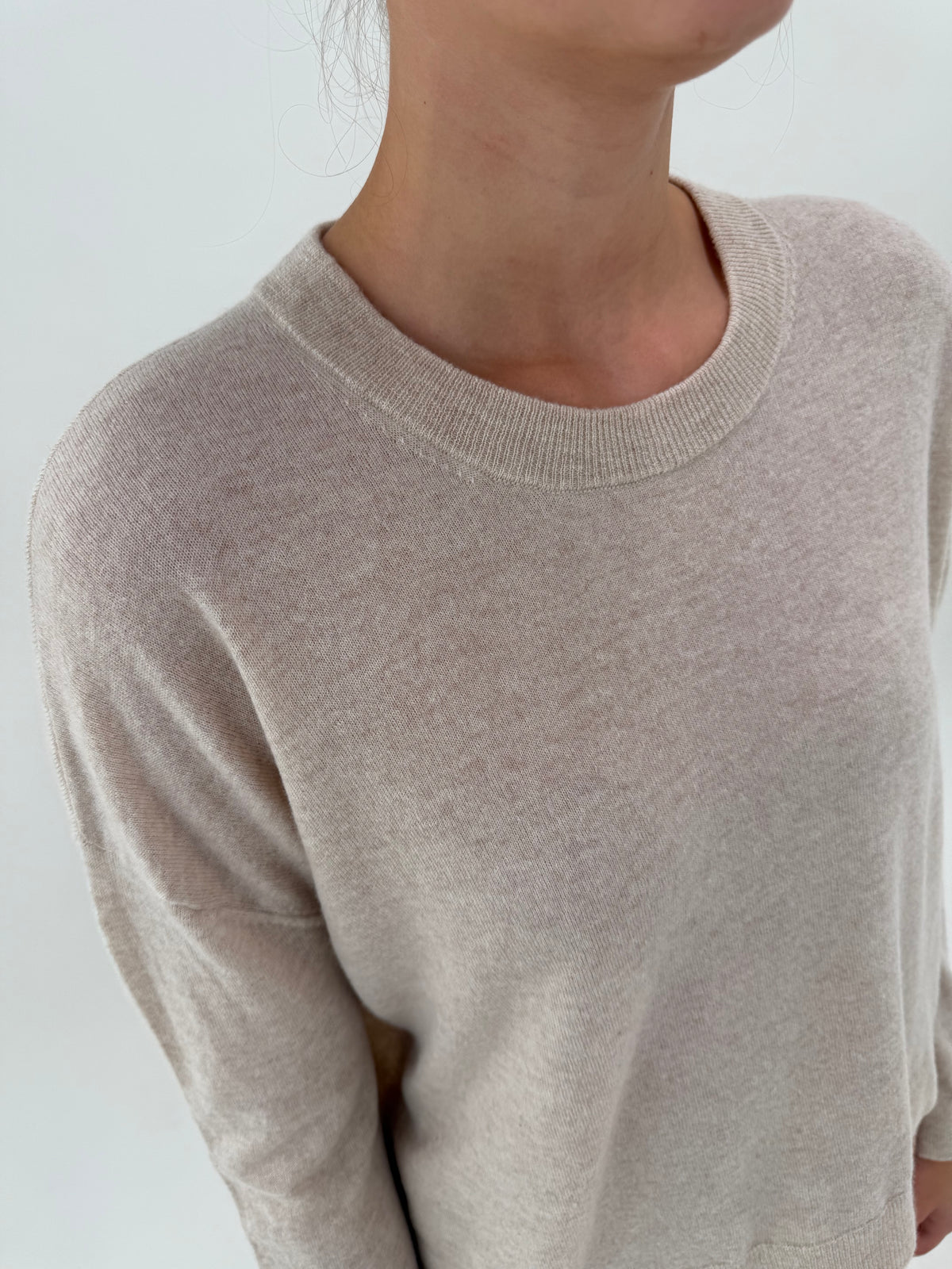 Pulover light camel din cașmir în croi oversized crew neck