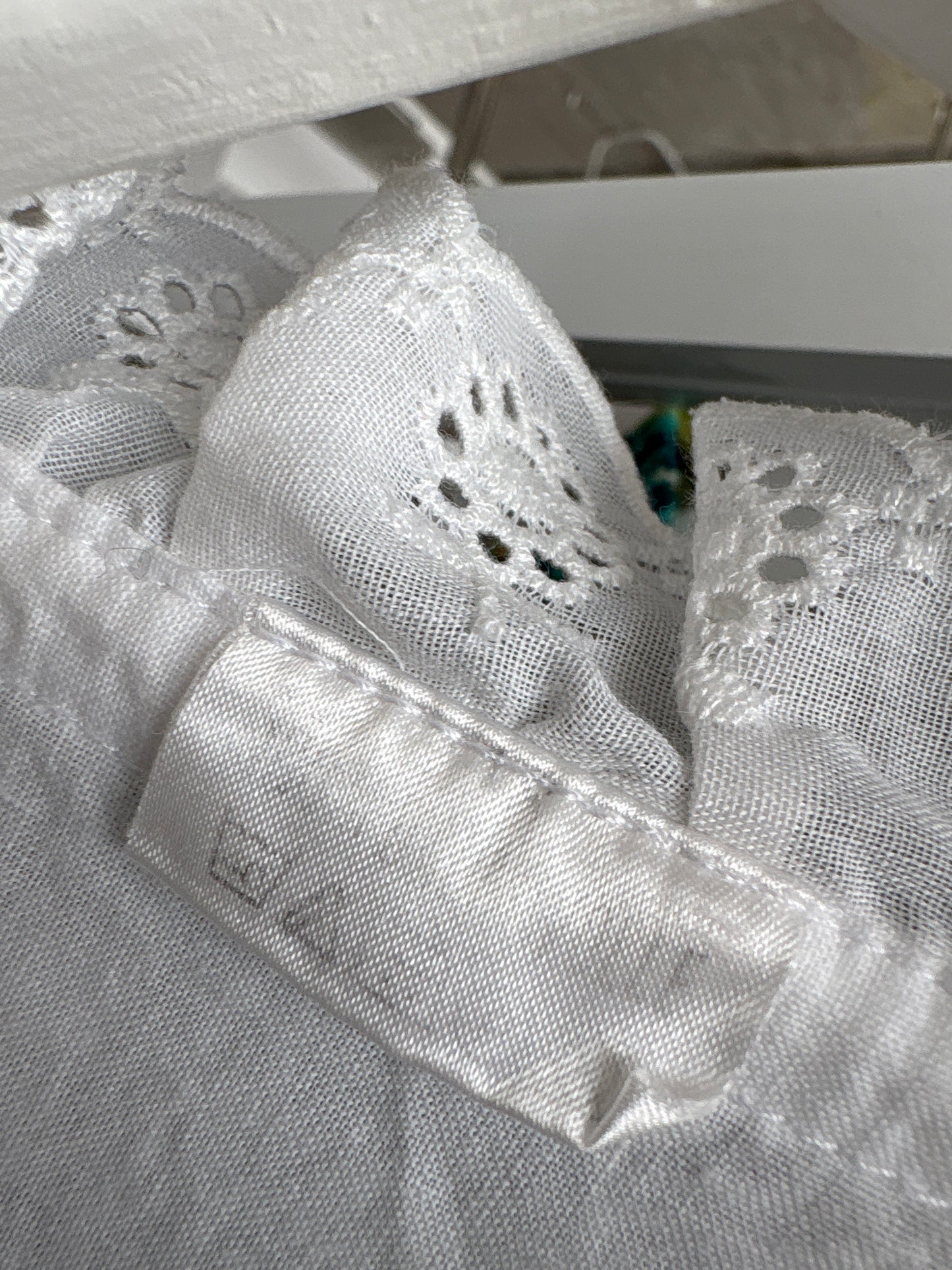 Cămașa vintage cu umeri bufanți, mini jabou și broderie anglaise