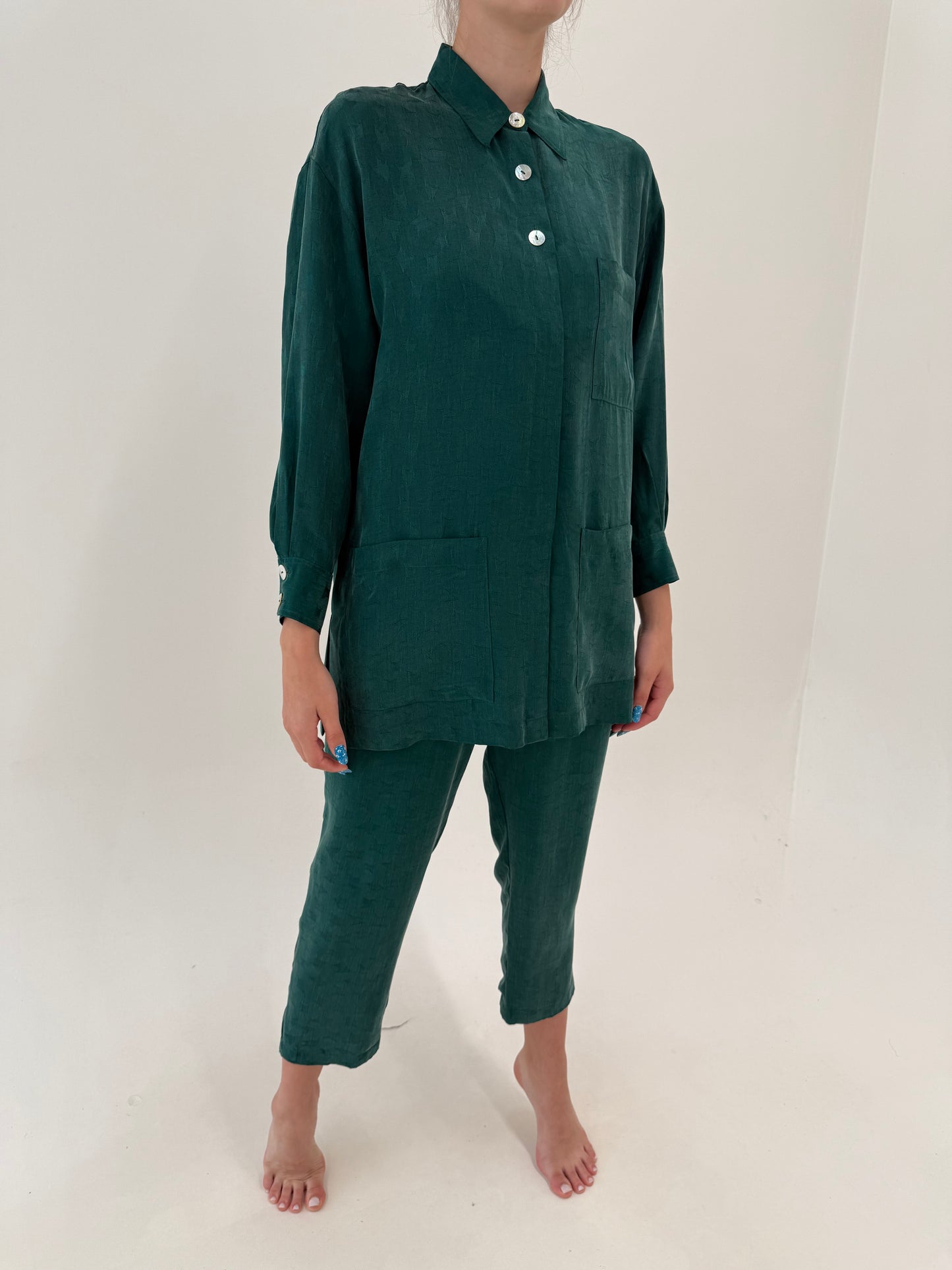 Costum super vaporos pine green din cupro cu overshirt și pantaloni cu talie ultra înaltă