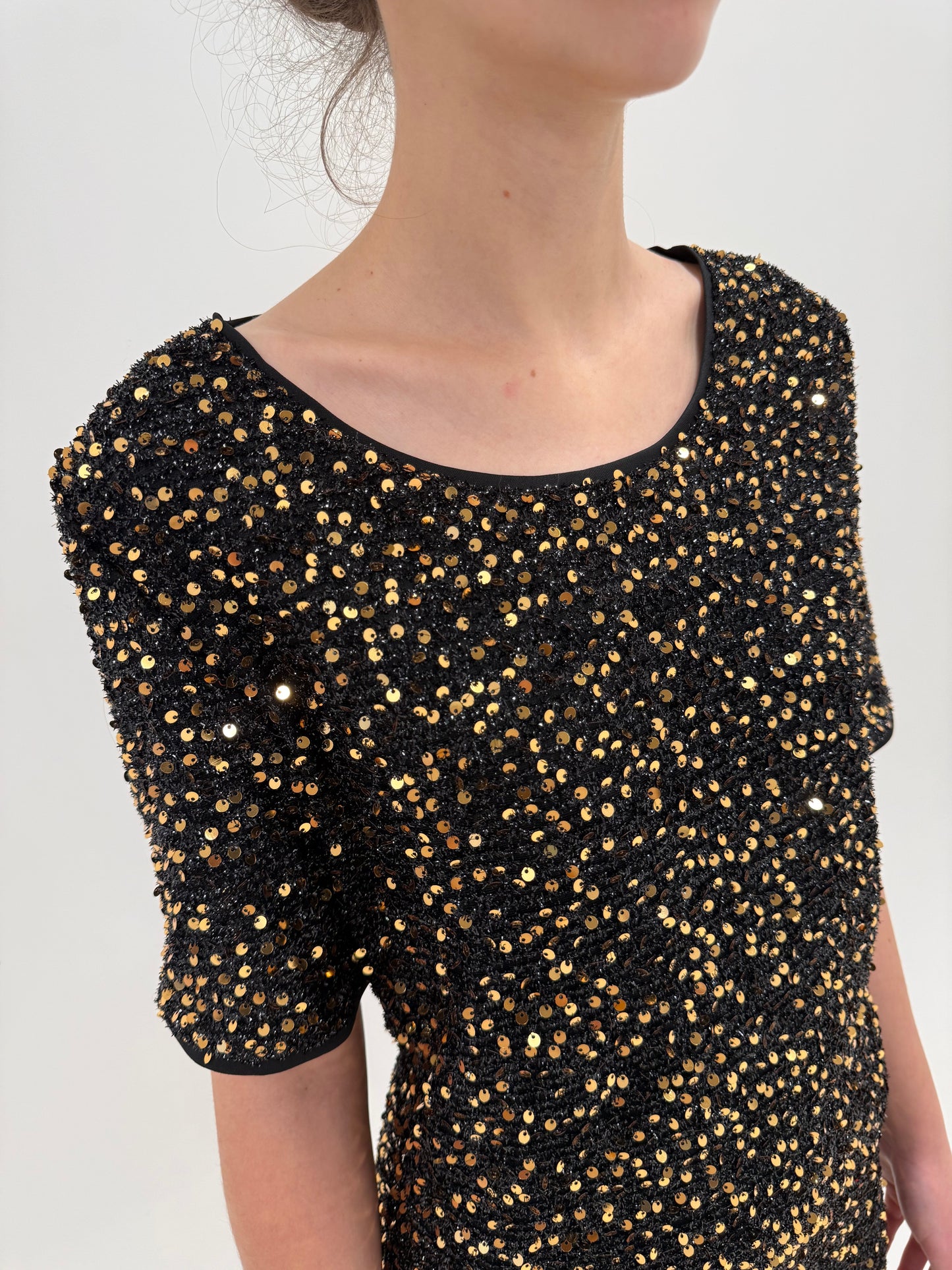 LBD de seară confort cu paiete aurii în croi lejer