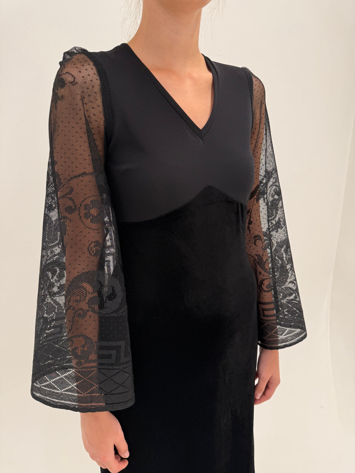 LBD maxi superba din catifea modeltoare cu mâneci evazate din dantelă