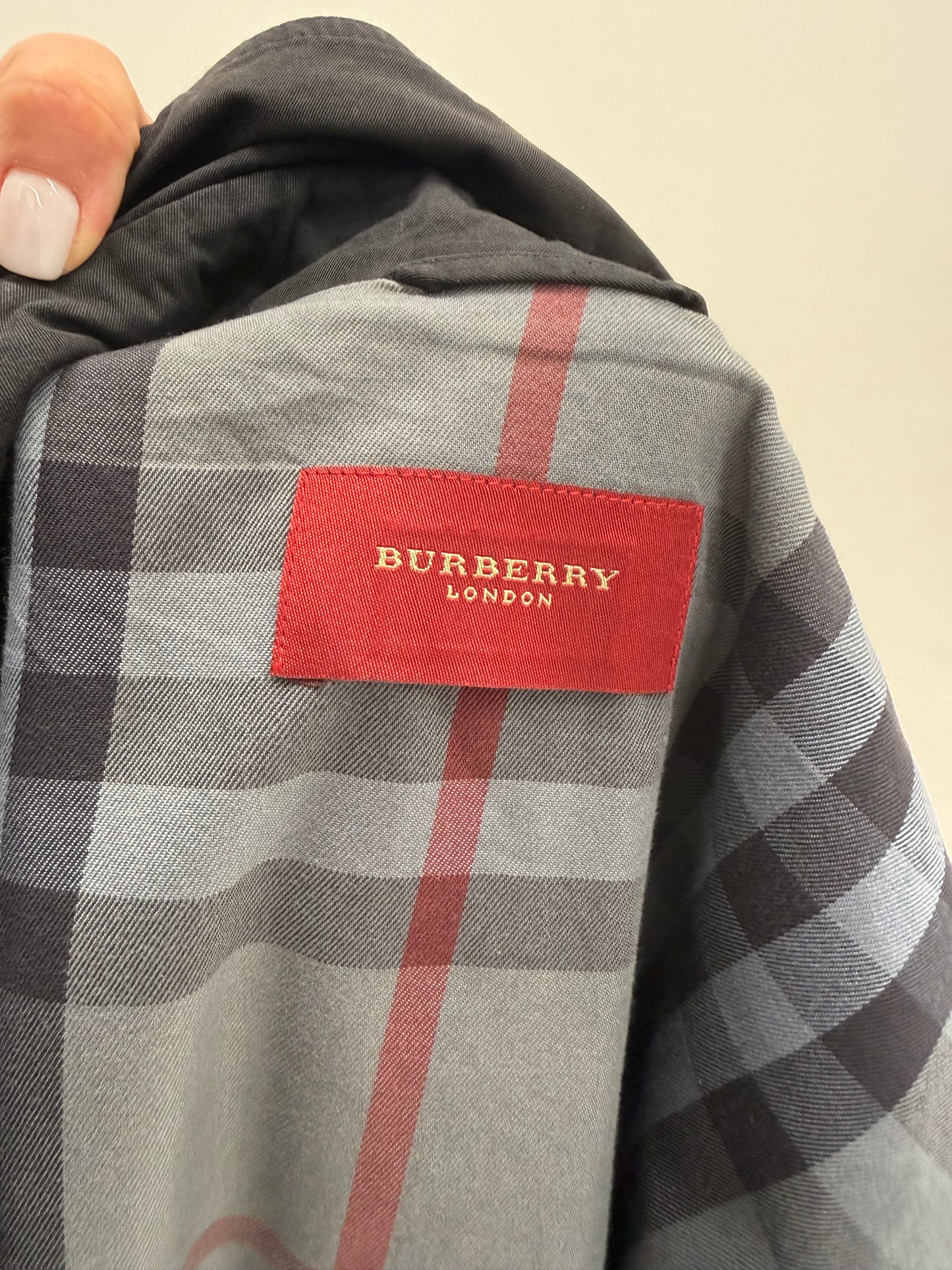 Trench Burberry negru din bumbac cu închidere dublă și interior de bumbac