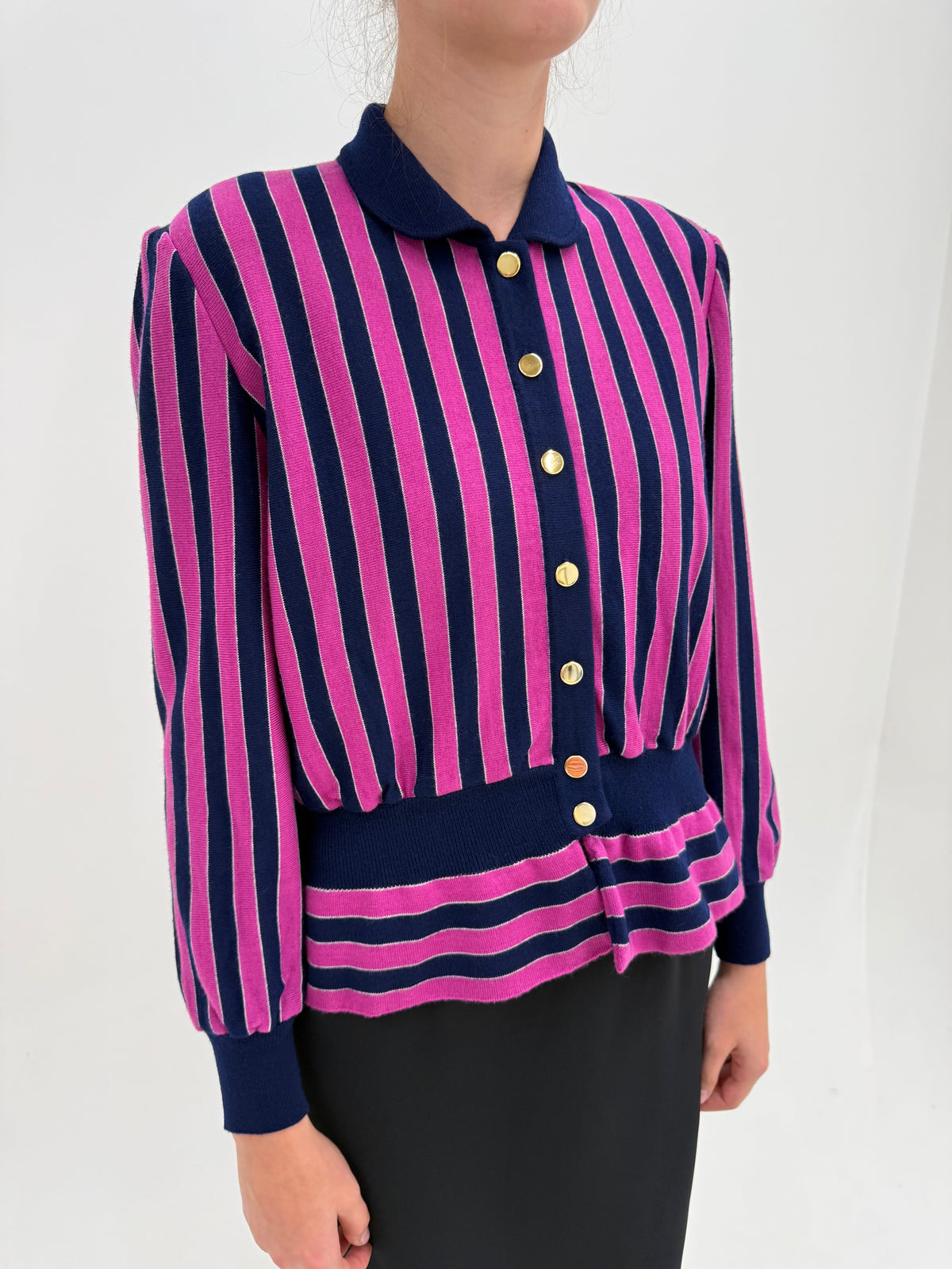Jacheta vintage din tricot dens de lana extrafina de gramaj mare cu efect de peplum și nasturi aurii