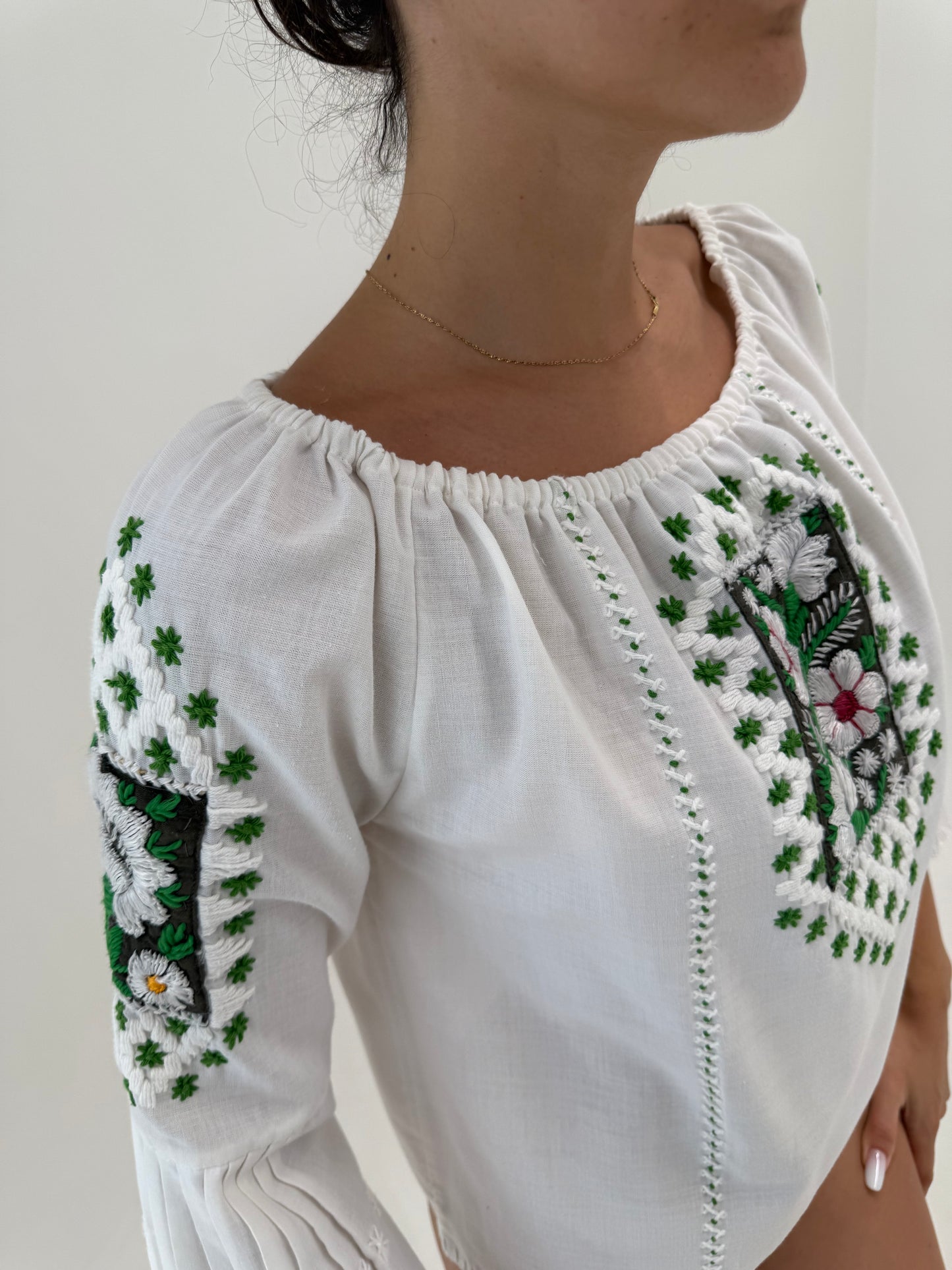 Tunica din pânză de bumbac cu broderie manuală excepțională