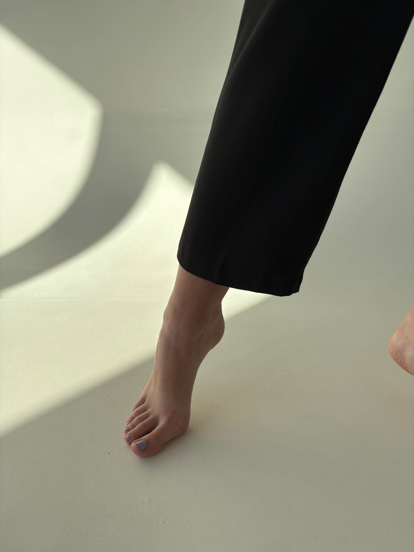 Pantaloni dark chocolate brown țigaretă din lana extrafina