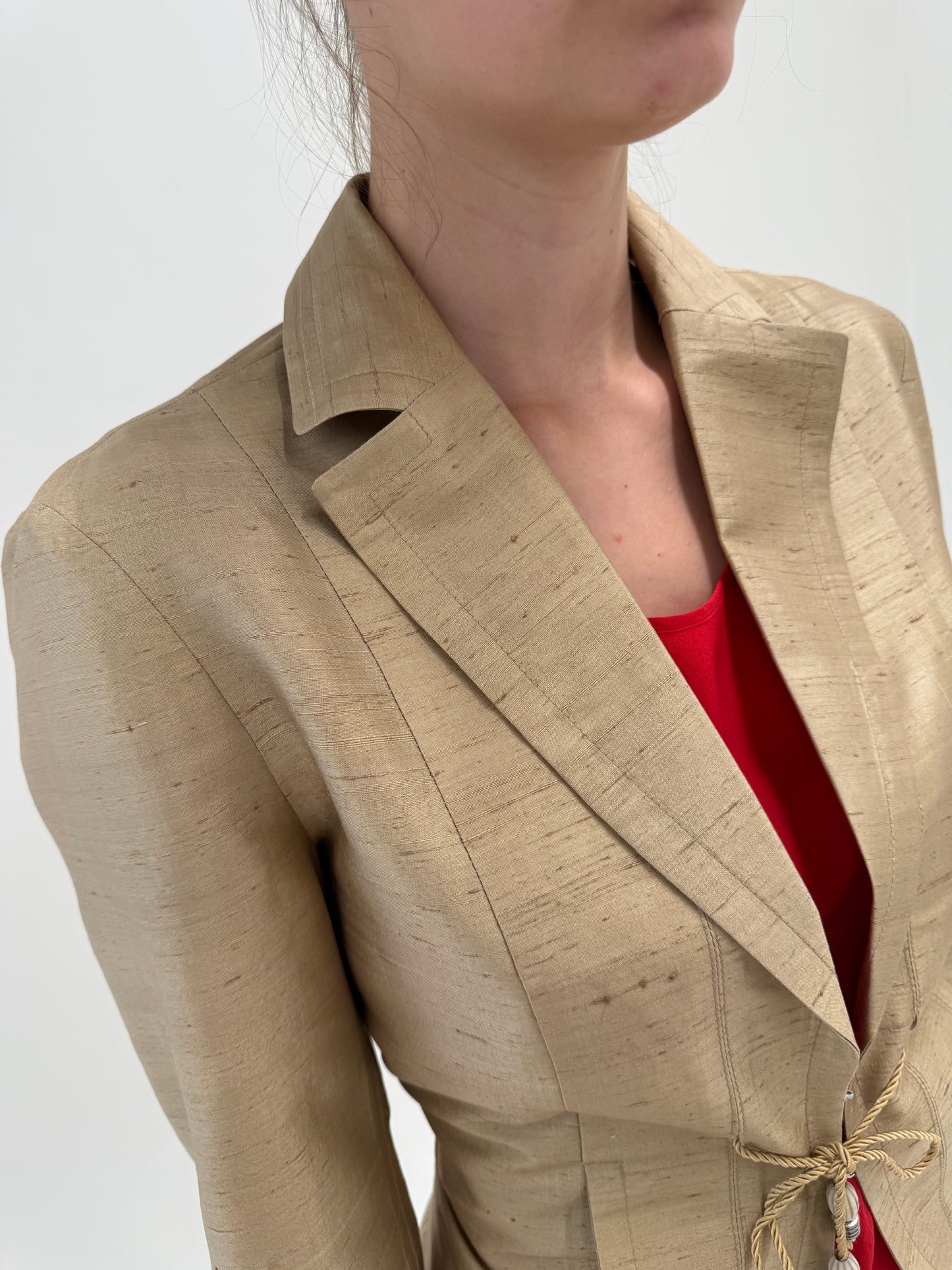 Costum camel din mătase naturală dupioni cu sacou cambrat și pantaloni drepți
