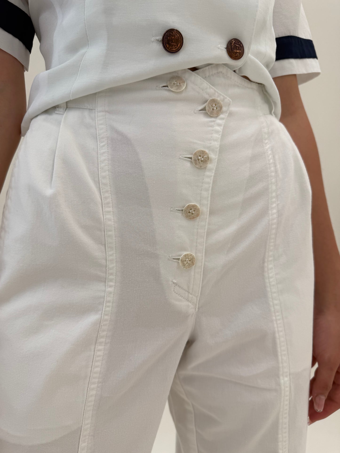 Pantaloni vintage din pânză de bumbac în croi retro modern cu talie înaltă