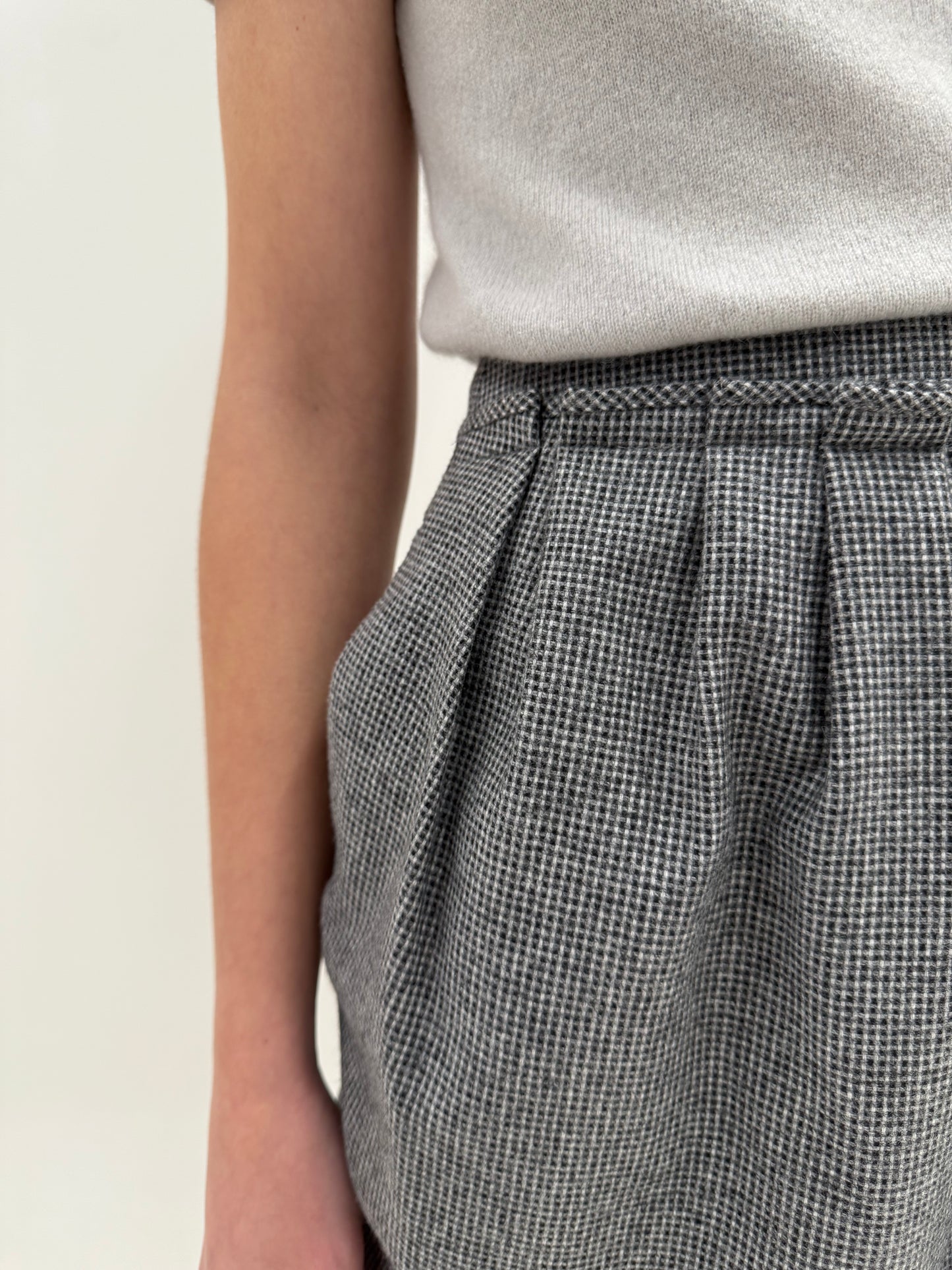 Fustă Hugo Boss din lana extrafina plină în croi volumizat