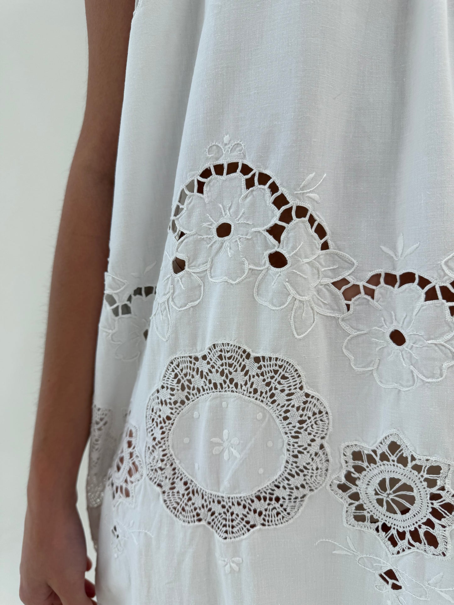 Rochie maxi din panza de bumbac cu broderie manuală și macrame lucrat manual