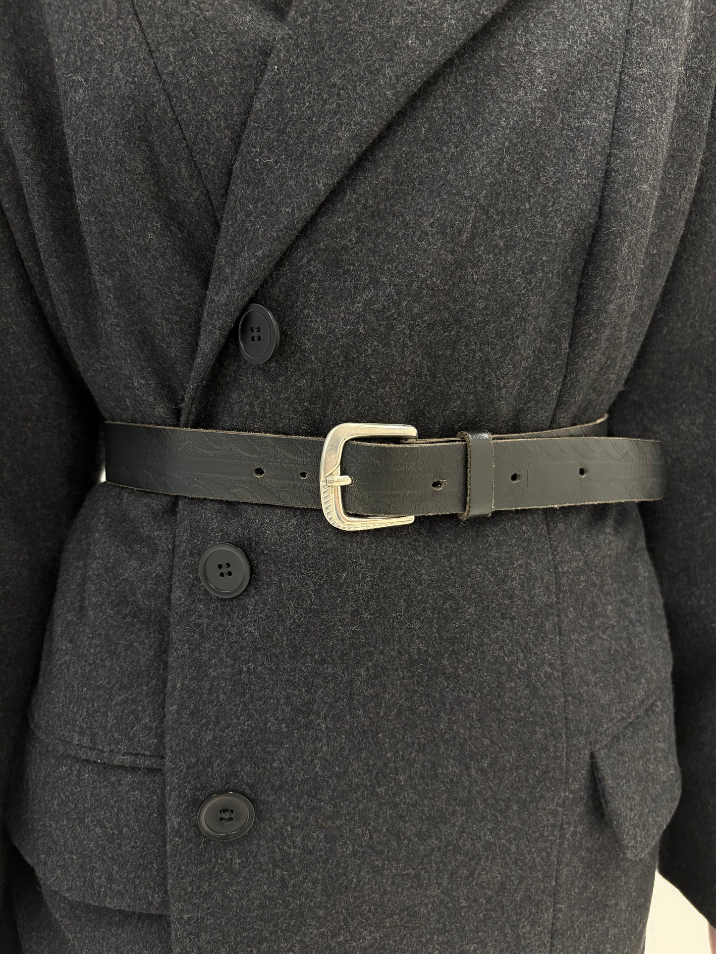 Curea neagră din piele naturală groasă cu feronerie argintie