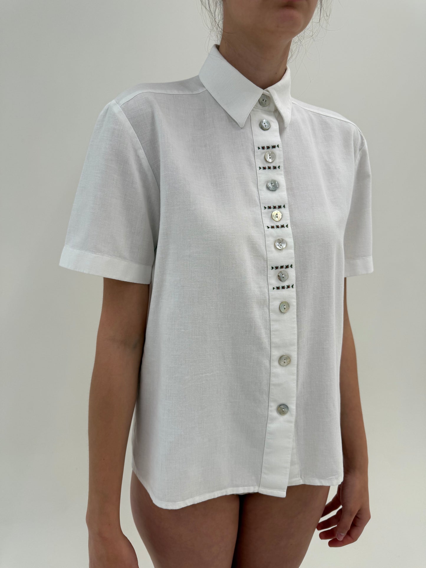 Cămașa din pânză moale cu broderie și nasturi mother of pearl