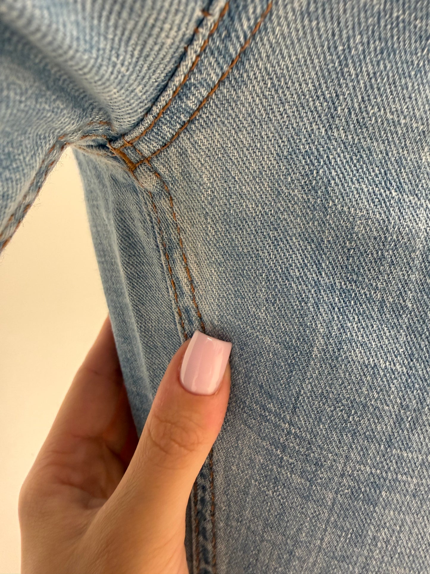 Jeans Dolce&Gabbana în croi super revenit în trend cu efect distress