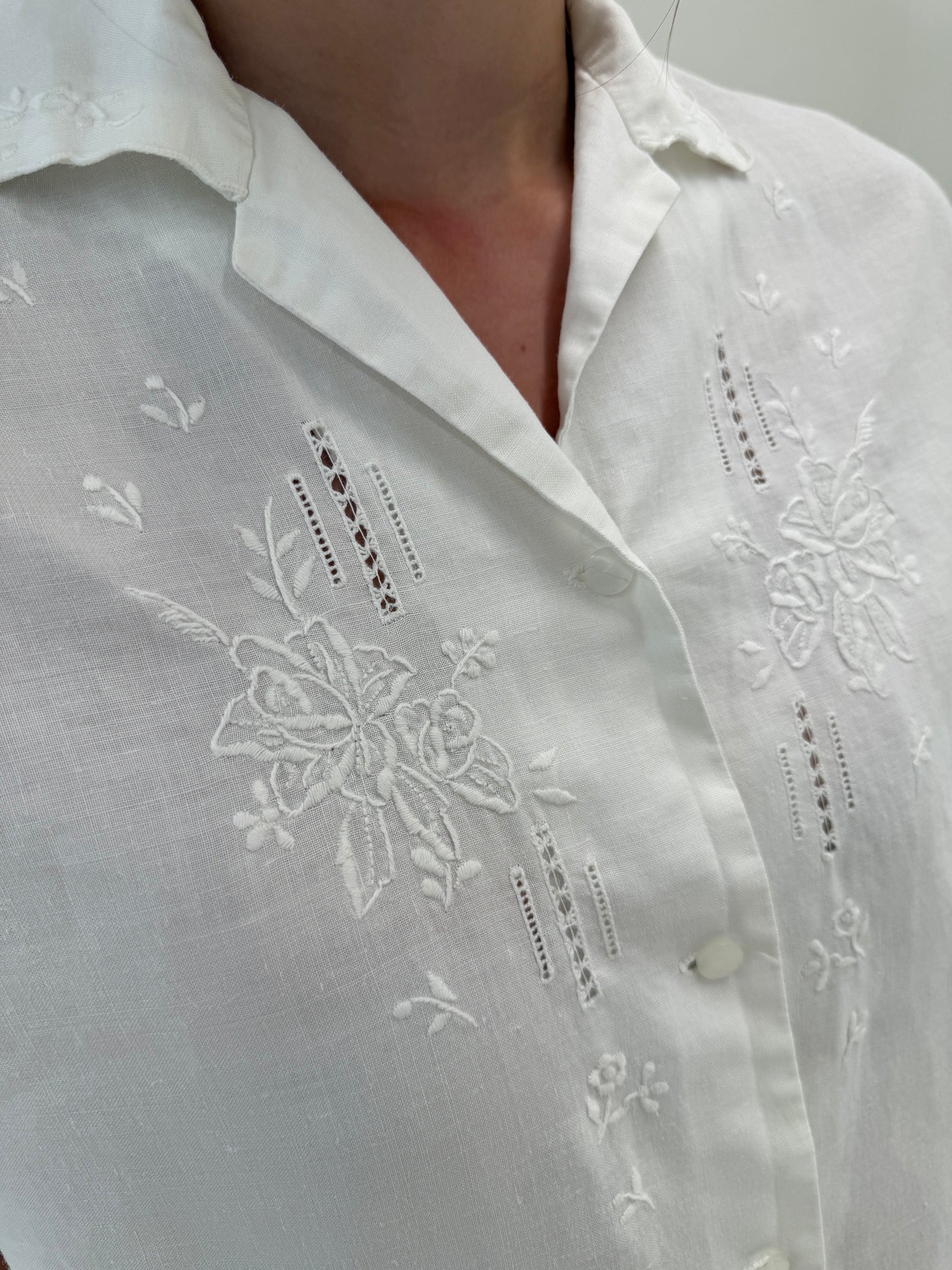 Camasa bijuterie din in cu broderie manuală