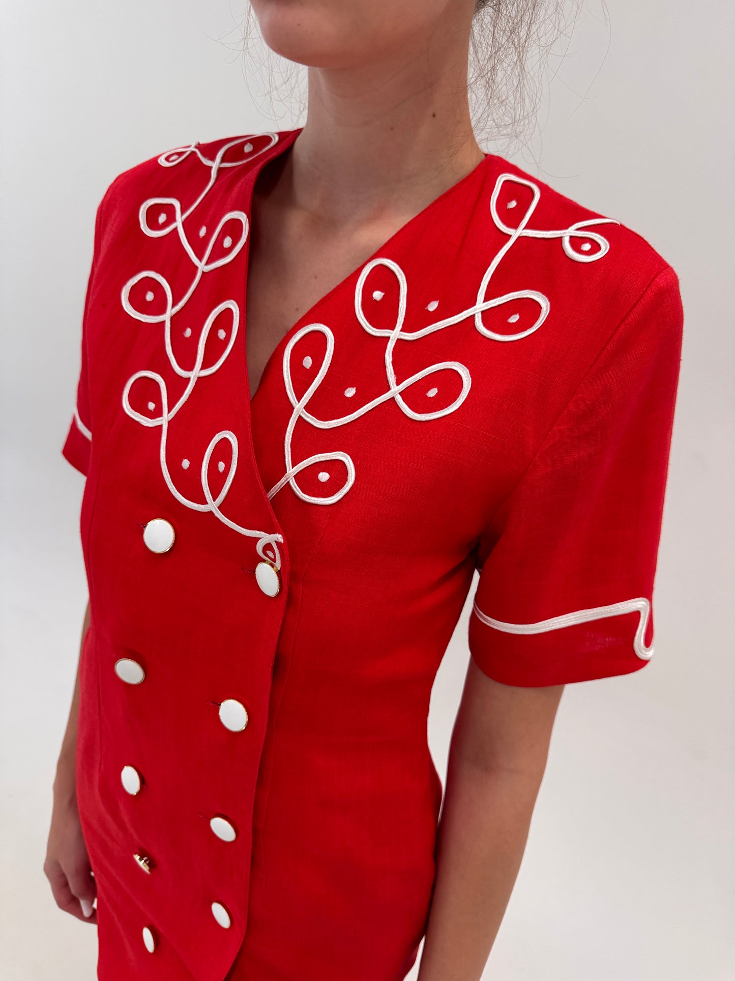 Rochie vintage italiană din pânză de in ușor structurată cu broderie și închidere dublă