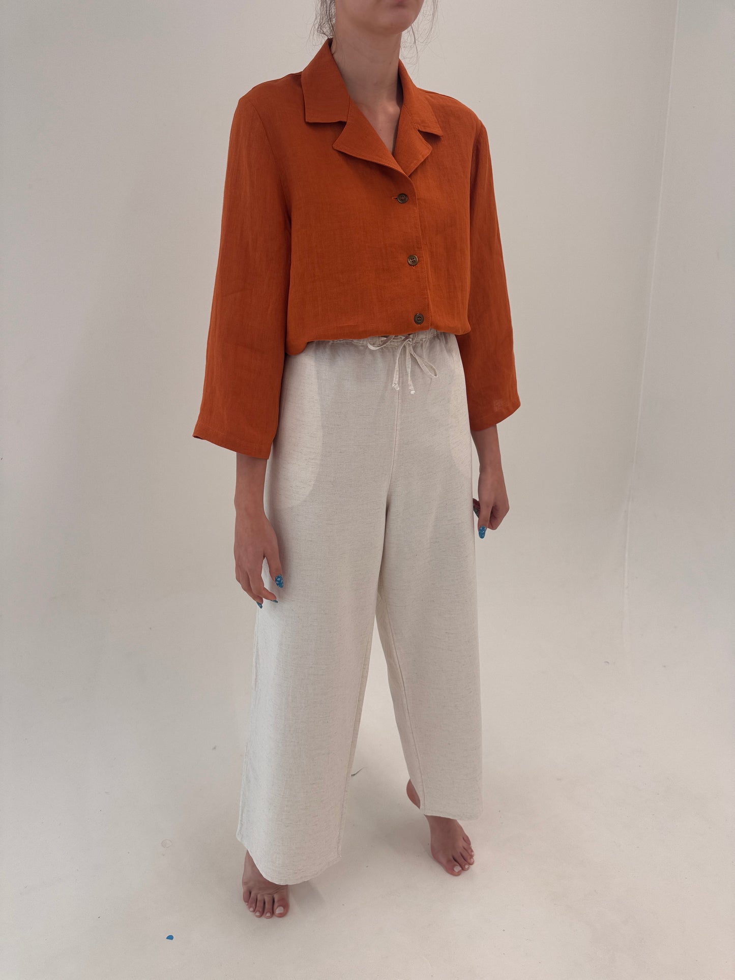 Pantaloni of white din in cu talie ultra înaltă elastică reglabilă generoasă