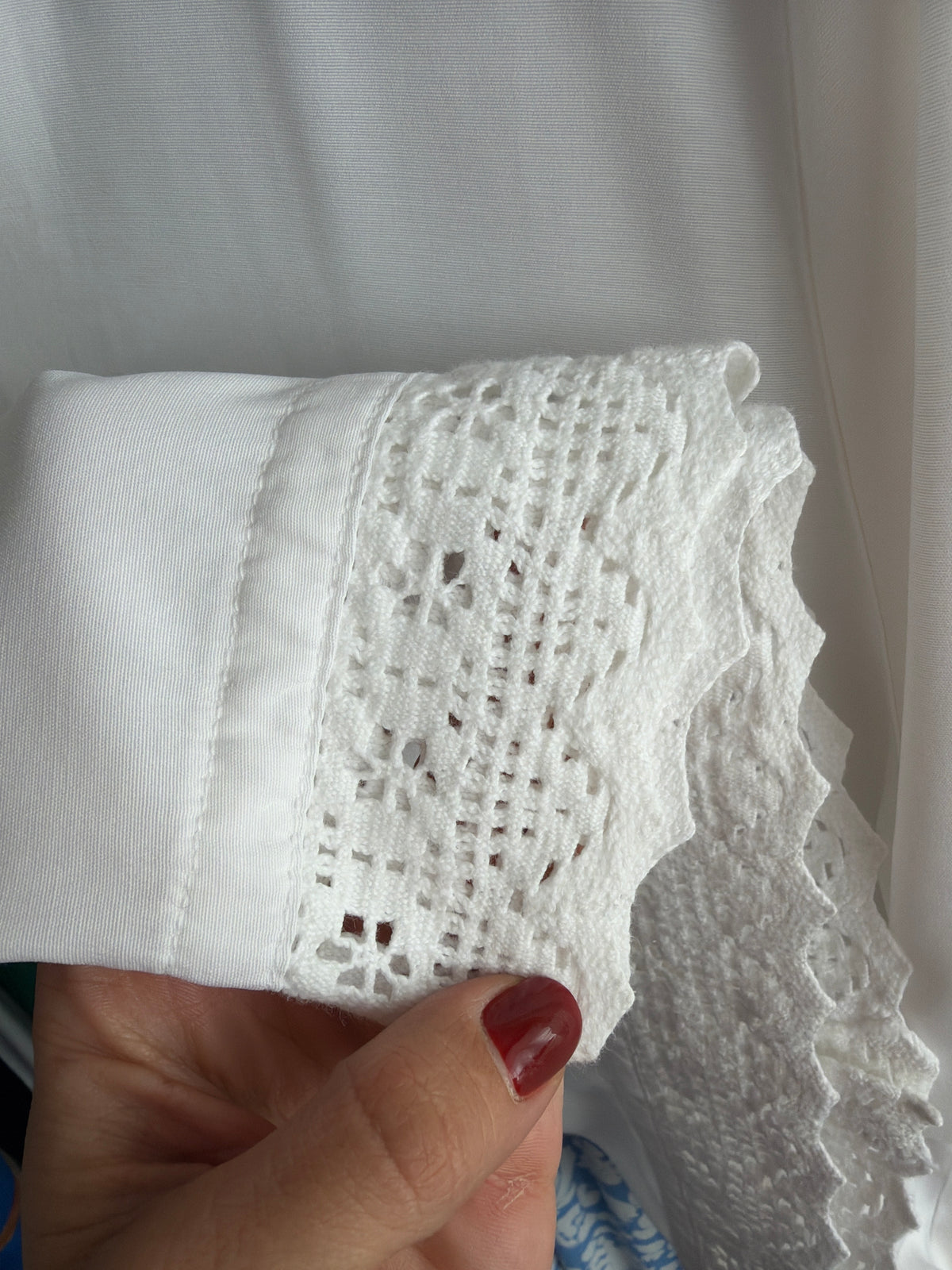 Cămașa vintage cu tiv din dantelă macrame în croi minimalist