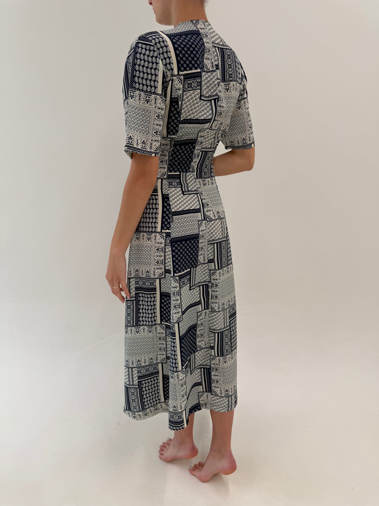 Rochie vintage maxi vaporoasă cambrata cu nasturi metalici aurii bijuterie