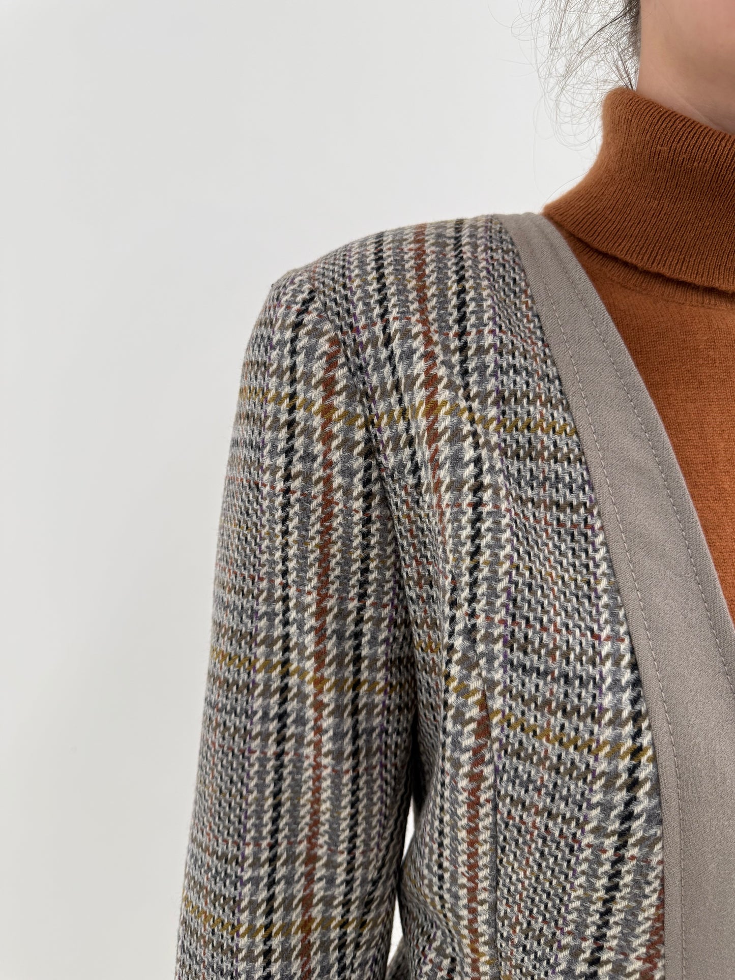 Sacou cambrat în croi minimalist în carouri și închidere tip smoking