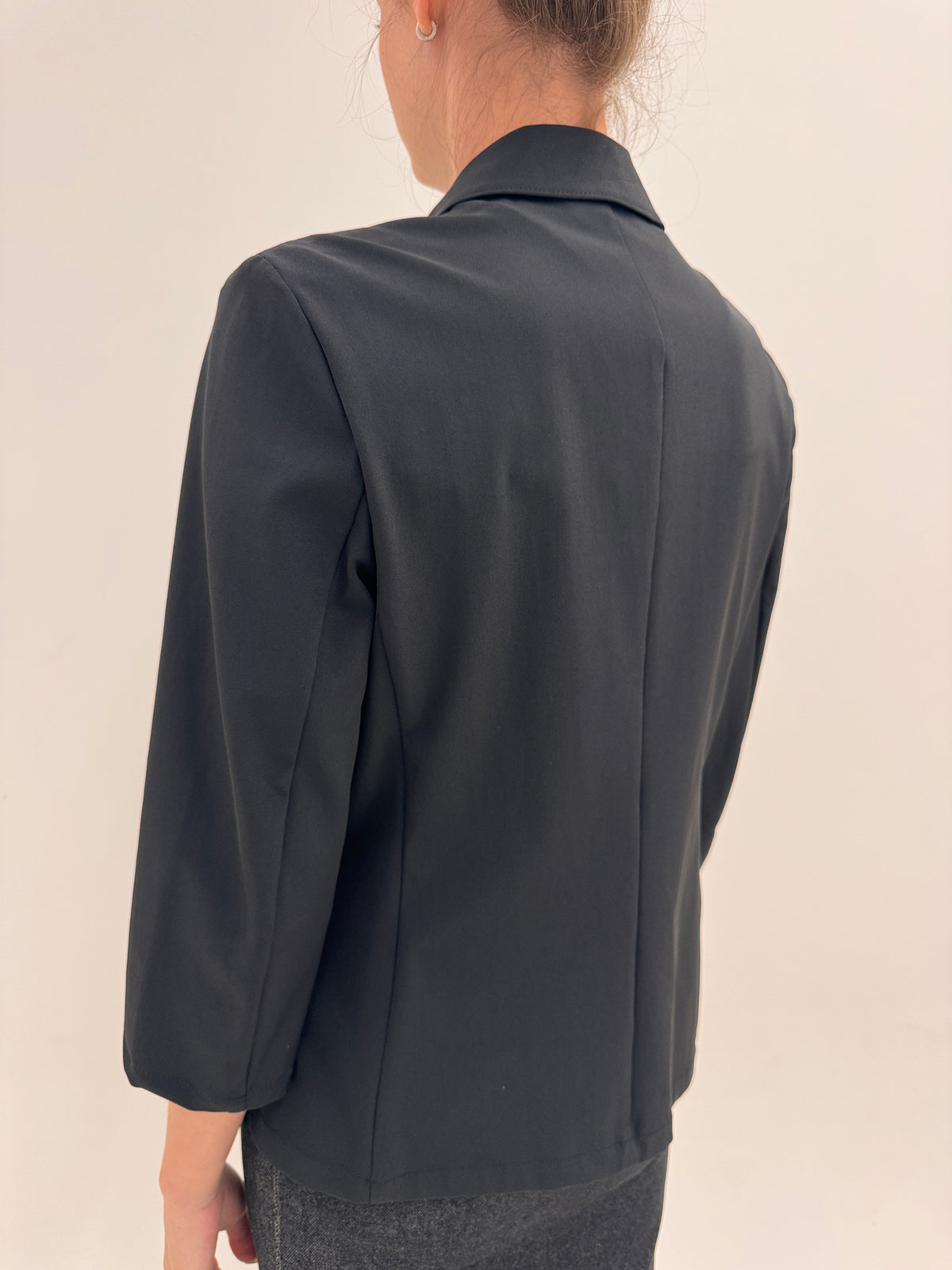 Jacheta Max Mara neagră minimalistă în croi cu guleraș super revenit în trend