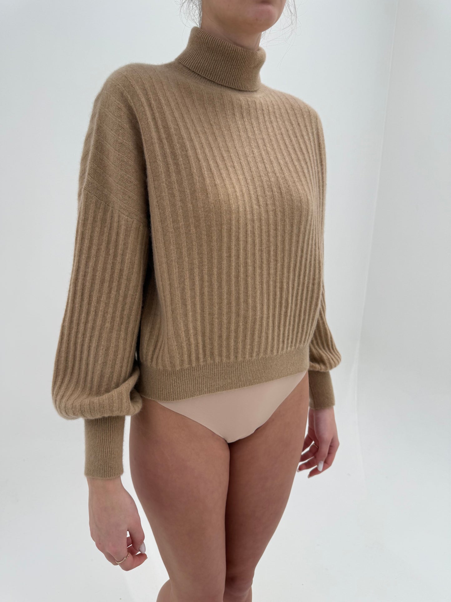 Maleta camel din cașmir excepțional ribbed cu mânecă amplă și manșete ultra înalte