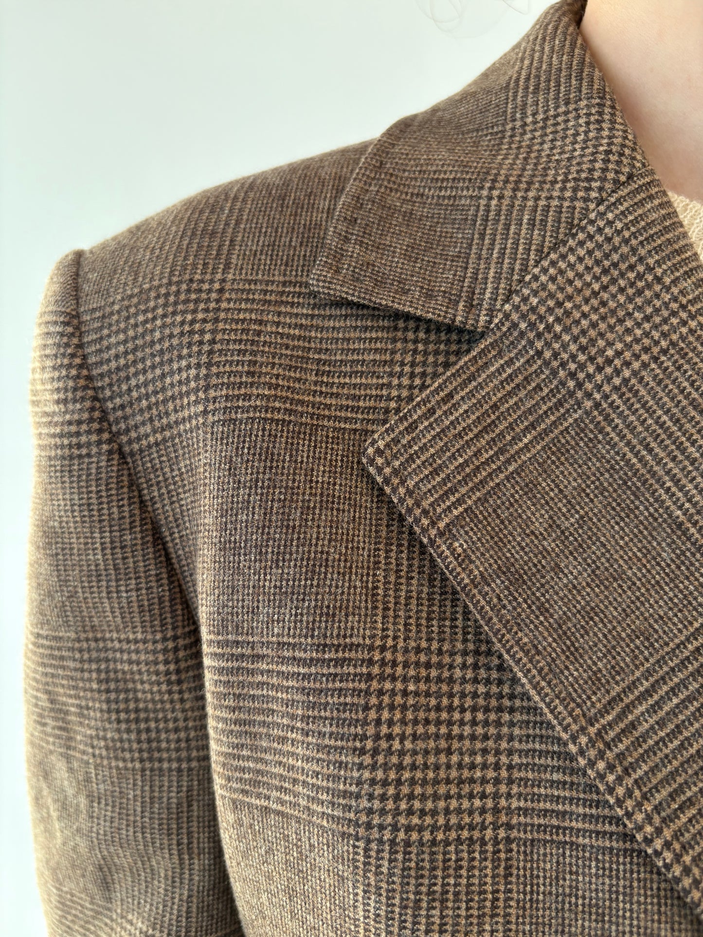 Sacou cambrat chocolate brown în carouri fine camel din lana extrafina