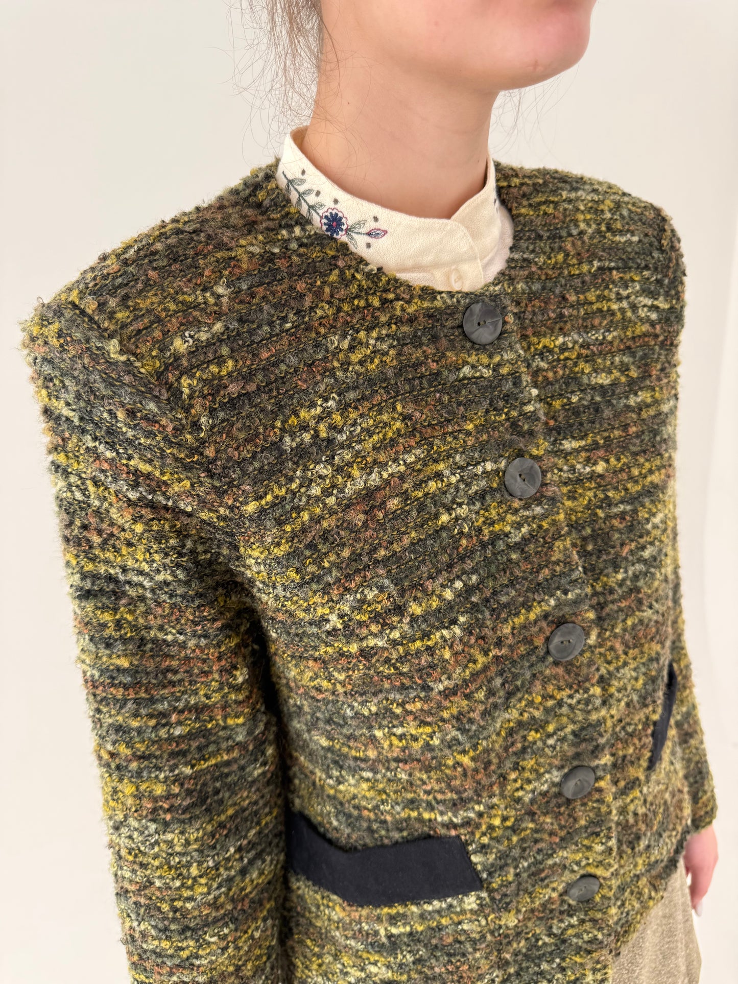 Sacou din tweed în stil chanel și croi minimalist în nuanțe superbe de verde